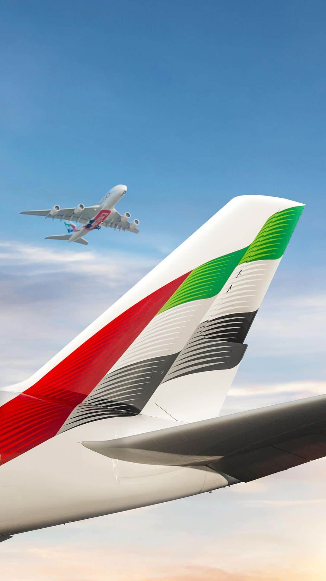 エミレーツ航空のインスタグラム：「Wherever we go in the world, we fly our nation’s flag high. 🇦🇪  #UAEFlagDay #Emirates #FlyBetter」