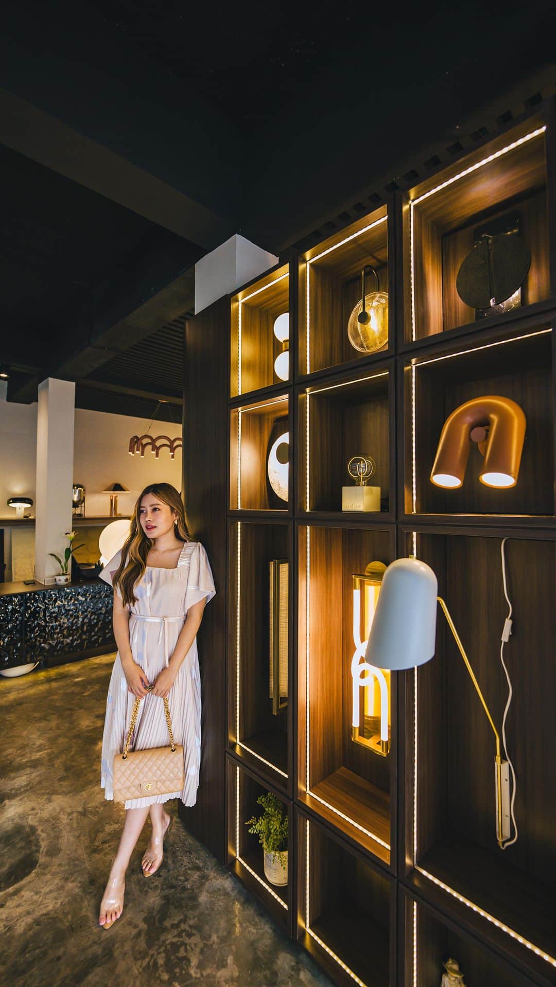 Stella Leeのインスタグラム：「Yang nanya in dari kemarin rekomendasiku untuk tempat beli lampu di mana, nih kali ini aku spill tokonya!  Coba deh ke @lalalamp.id yang ada di Kemang, selain bisa lihat lihat lampu cantik dari chandelier, floor lamp, dll, kalian juga bisa request lampu jenis apapun ke mereka!   Psssttt… Sampai tanggal 13 November 2023 ini mereka lagi ada promo disc 11% + 11% untuk pembayaran full payment dan TANPA MINIMAL PEMBELIAN 😱😱😱 Yuk dicek instagram mereka ✨」