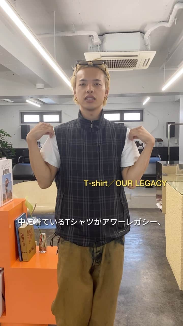 Droptokyoのインスタグラム：「Droptokyoが注目する、東京をリードするショップやコミュニティーをピックアップして紹介する新企画、「コミュニティースナップ」がスタート！今回は美容室 FLEURI のスタイリストをピックアップ。  Hataya: Tシャツ／OUR LEGACY(アワーレガシー)、ベスト／Burberry (バーバリー)、パンツ／MARKAWARE（マーカーウェア）、シューズ／G.H.BASS (ジーエイチバス)  #droptokyo #コミュニティスナップ　#FLEURI #フリューリ」