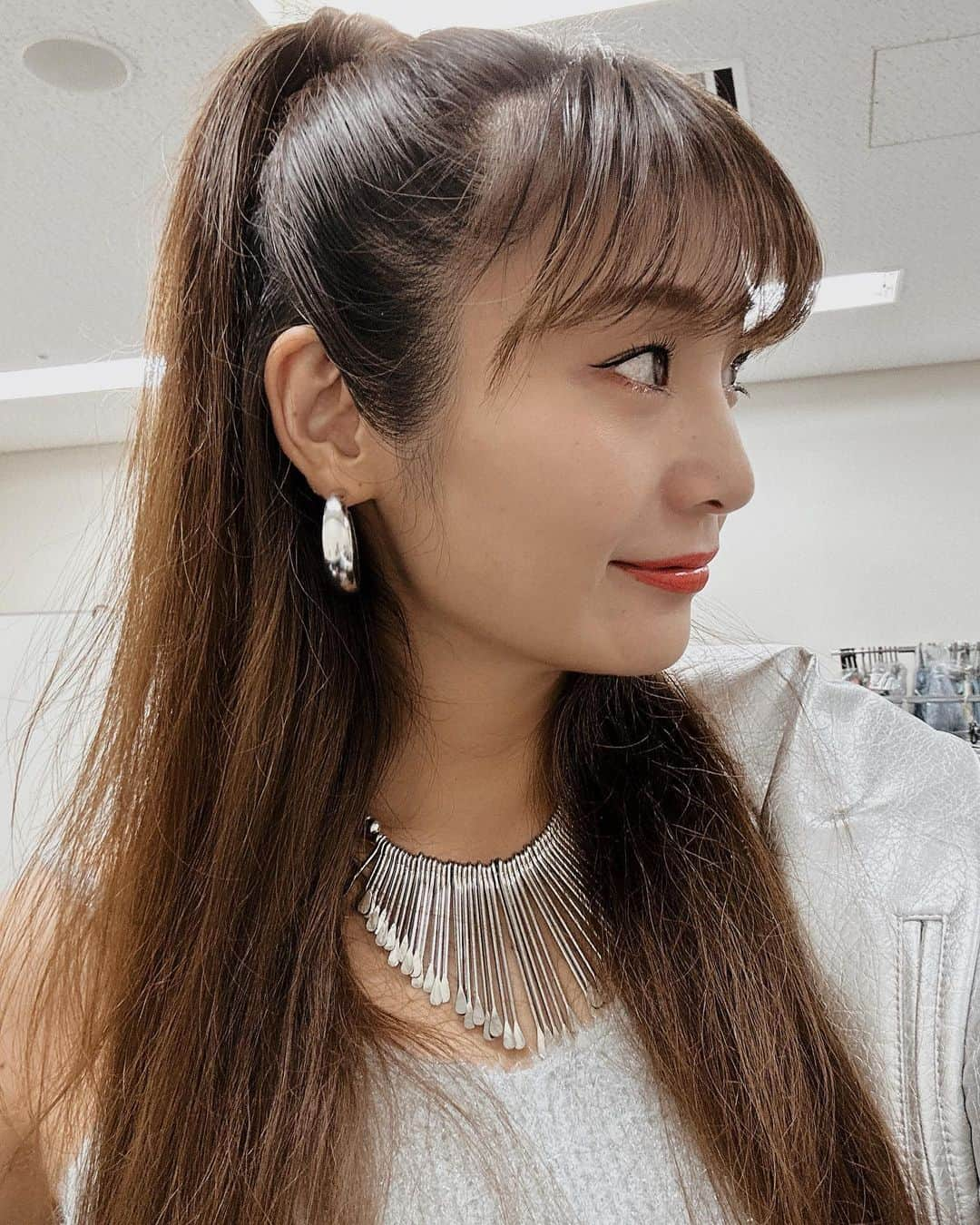 畑中奈緒美さんのインスタグラム写真 - (畑中奈緒美Instagram)「• 👱🏻‍♀️🩶💫  衣装に合わせたヘアメイクは ハーフアップかポニーテールを交互に。 アイメイクは下まぶたに大粒ラメかラメライナーでポイントメイク👽✨  大人のキラキラメイクはさり気なくがポイントよ〜！って 小田切ヒロさんが言ってた。  #dj #japanmobilityshow  #make #hair」11月3日 15時03分 - hatanaka_naomi