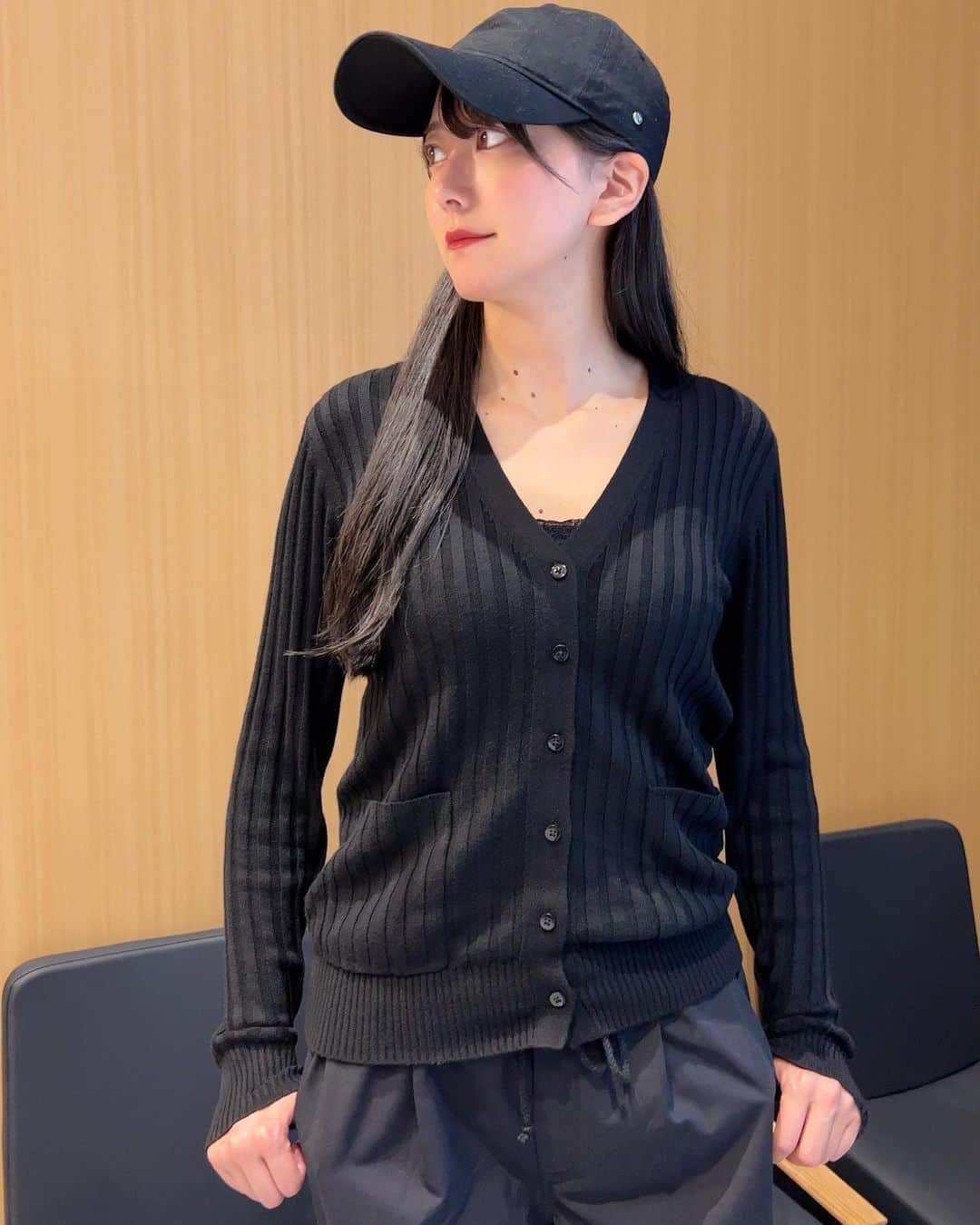 瀬谷ひかるのインスタグラム：「🖤🖤  移動日はラフな格好が多いです mutaの黒カーディガンはすごく柔らかくて着心地が良いので セーターみたいに着るのが個人的に好き🫶 袖長めなのも嬉しいポイント！  黒カーゴパンツが良すぎて最近何にでも合わせてるかも…笑 たぶん黒髪にしてから黒コーデ多いです💇🏻‍♀️  . . @mutaracing_wear  @muta_racing  @muta__official  . . #pr #muta #mutaracing #mutamarine #mutamarinegolf #mutaracingfairies #fashion #ootd #racequeen #model #selfie #portrait #japanesegirl #ニット #カーゴパンツ #レースクイーン #モデル #ロングヘア #黒髪 #ブラックコーデ #패션 #오오티디 #셀카」