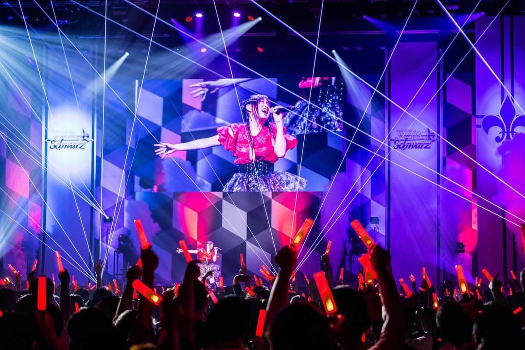 鈴木このみのインスタグラム：「昨日のライブ写真いただきました📸🎉✨  「ヴァイスシュヴァルツ15周年記念ライブ」有難うございました！  1.This game 2.blow out 3.Redo  本編のトリを務めさせていただきました。ステージをずっと観させてもらってたんですが、ずーっと熱々だった…！  登場の時、歌い終わった時、MCの時、たくさんペンライト振ってくれて有難う！しっかり見えてました👀 フロアの呼び方も覚えたぞ。  15周年、改めて本当におめでとうございます。特別な日に歌を重ねさせてもらって、とても光栄です。 これからのヴァイスシュヴァルツも一緒に楽しもうね〜っ！  #ヴァイスシュヴァルツ #鈴木このみ  #26歳ラスト歌唱でした🎤 #配信で観てくれた方も有難うー！」