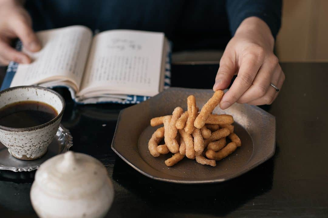 ヒラハルのインスタグラム：「【今だけ30%OFF】読書の秋のおともに「みそかりんとう」はいかがでしょうか。  香り豊かでクセになる信州みそ味のかりんとう。 味噌のほのかなしおからさと甘味のバランスに、手がとまらないおいしい一品です！  長野・善光寺門前の老舗味噌屋さん「すや亀」が かりんとう専門店とコラボして作っているこちら。  黒糖のかりんとうとはまた違った印象で楽しめて、 手ごろな大きさもうれしく、きっとお子様にも喜ばれるおやつです。  ・  おいしさの期限が迫っているため、ただいま30%OFFの価格で販売しています。  ▶️みそかりんとう｜すや亀 ¥324 → ¥226  @wazawazapan ☝️お買い物はプロフィールリンクより 『わざわざオンラインストア https://waza2.com/』をタップ  ・・・・・・・・・・・・・・・  #パンと日用品の店わざわざ #わざわざ #wazawaza #すや亀 #善光寺 #信州味噌 #みそかりんとう #かりんとう」