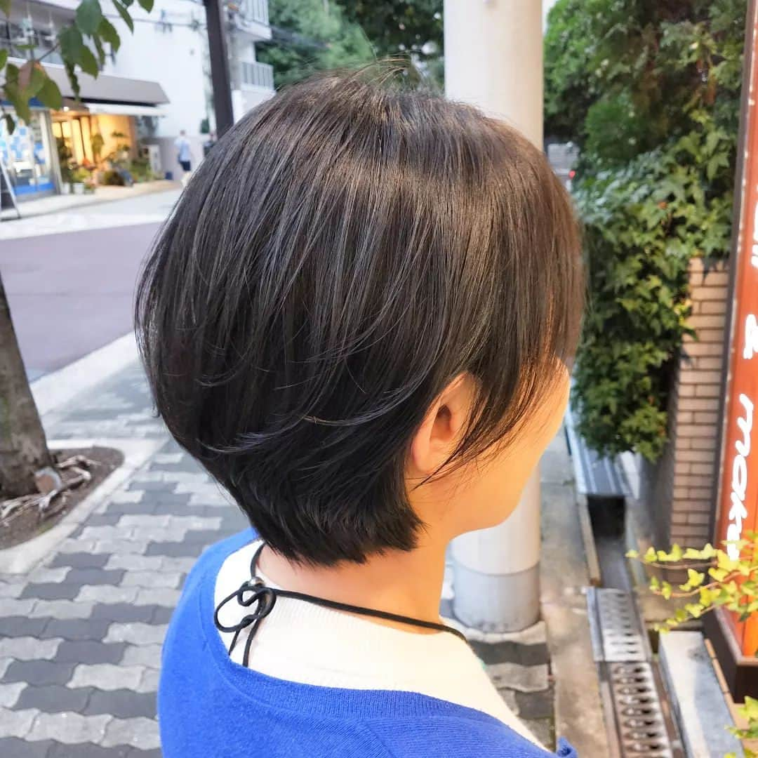 IMAGINE-hairのインスタグラム：「いつもありがとうございます😌  ✄お客様スタイル✄  ☆ショートスタイル☆  とってもきれいな髪質でツヤツヤショート✨  毛先だけコテで巻いて動きを✨  スタイリング 👉26mmカールアイロン、バーム仕上げ  メニュー 👉カット　¥6,600-   秋山はこんな美容師です。 ✄30代、40代、50代のお客様から支持して頂いてます。 ✄ショートスタイル、ボブスタイルが大得意です。カット技術には自信あるので、まとまりやすく朝のスタイリングを楽にします。 ✄生えグセ、髪質、頭の形等をしっかり見て、顔の黄金比に合わせて小顔小頭スタイルにします。 ✄かれこれ20年。髪質、ヘアスタイル、頭皮の事等どんな悩みもお任せ下さい。  IMAGINEは、こんな方におすすめのヘアサロンです ❁トップをふんわりさせたい方 ❁つむじ割れが気になる方 ❁毎日のスタイリングを楽に決まるようにしたい方 ❁パサつき、ぺたんこ、うねり、頭皮トラブルなど大人女性のお悩みを持たれてる方 ❁小顔、小頭にしたい方  IMAGINEでは、、、 ・髪の毛、頭皮の様々なお悩みを解消します。 ・パサつき、ぺたんこ、うねり、細毛、抜け毛など大人女性のお悩みもお任せ下さい。 ・日本で唯一のパーマでぺたんこ、つむじ割れを解消します。 ・毎日のスタイリングが楽になるように傷めずまとまり長持ちするヘアスタイルを提供します。 ・顔、頭の黄金比(美しく見えるバランス)をベースに小顔、小頭のヘアスタイルにします。  【IMAGINE天神橋店の料金】 ❁カット　¥6,600 ❁カット＋ファイバープレックスカラー　¥15,950 ❁カット＋ファイバープレックスカラー＋トリートメント　¥20,570 ❁根元ふんわりパーマ＋カット　¥14,850 ❁つむじ割れ解消ポイントパーマ＋カット　¥11,550 ❁酸性ナチュラルストレート＋カット　¥18,150  【アクセス】 〒530-0041 大阪市北区天神橋３−６−２２ TEL  ０６−６３５１−８０２０  詳しくはホームページをご覧ください www.imagine-hair.com  【定休日】毎週月曜日、第2,3,5火曜日  【受付時間】 　【火】12：30～18：00 　【水−土】10：00～18：30 　【日・祝】10：00～17：30  ご予約や気になる方、メニューなどのご相談は お電話(０６−６３５１−８０２０)もしくはDMからお気軽にご連絡下さい❁¨̮   #ショート#ショートヘア#ショートヘアスタイル#ボブ#ボブショート#ショートボブ#ボブヘア#パーマヘアスタイル#インナーカラー#デジタルパーマ#ストレートパーマ#メンズパーマ#ファイバープレックス#つむじ割れ解消#つむじ#脱白髪染め#ハイライト#30代ヘア#40代ヘア#50代ヘア#天神橋美容室#天満美容室#南森町美容院#天神橋美容院#天満#南森町#扇町#天神橋#天神橋筋商店街」