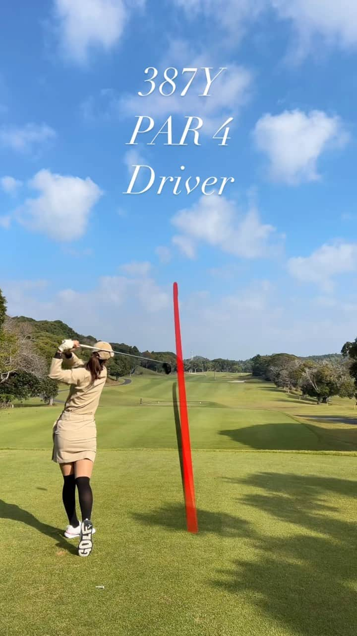 阿部桃子のインスタグラム：「387yd PAR4   Driver→UT🏌️‍♀️🌞  #golf #golfswing #ゴルフ #ゴルフ動画 #ゴルフスイング #ゴルフスイング動画 #スイング動画 #ドライバーショット #ゴルフ女子 #ゴルフウェア #ゴルフコーデ #PUMA #GSファスト」