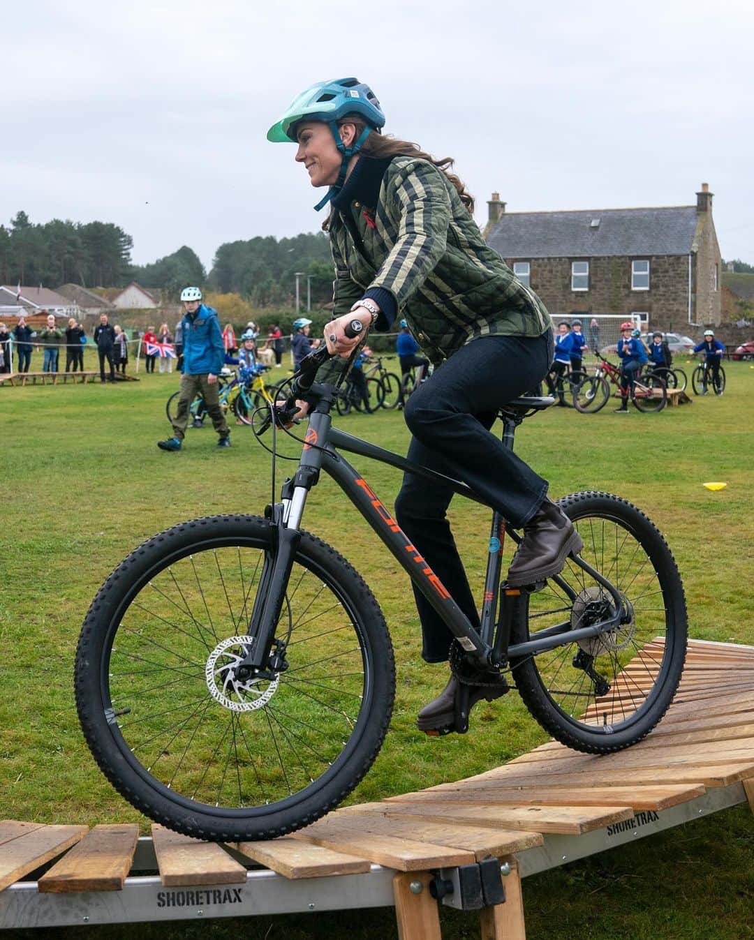 Just Jaredさんのインスタグラム写真 - (Just JaredInstagram)「Kate Middleton rode her bike around a course during a visit to Scotland with her husband Prince William on Thursday. Lots more photos on JustJared.com! #KateMiddleton #PrinceWilliam Photos: Getty」11月3日 15時21分 - justjared