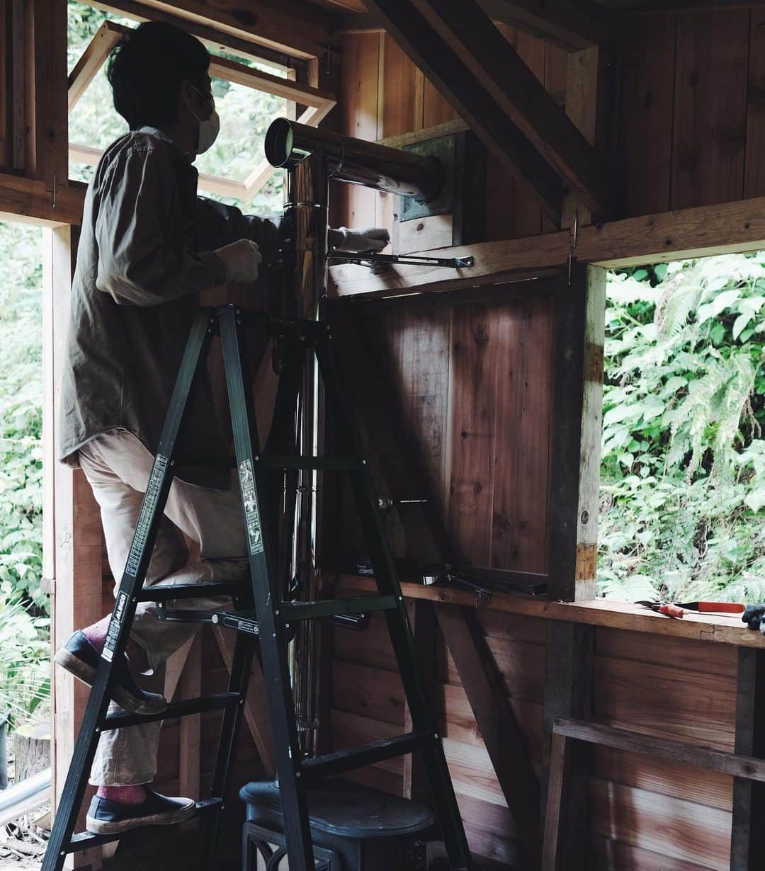 チェルシー舞花さんのインスタグラム写真 - (チェルシー舞花Instagram)「小屋に、寒くなる前に薪ストーブ設置  @estudio_barraco  スタジオバハッコに相談しながら設置してもらいました。  去年、近所のりかさん宅 @rikayamashitas やスタジオバハッコで、過ごしたあたたかな夜に感動して、小屋を作るに至りました…陶芸の窯を解体したのでレンガも手元にあって、木に伝わる熱もここでしっかり止められて○  そこにあるもので循環して作っていけるなんて、この上なく嬉しいことで、ふくふくとしています。  昨日はストーブの上でころころとみかん転がして、焼きみかんほうばりながら本を読んだりなど。さて、次は折りたたみのできる机を作りたいところです。」11月3日 15時21分 - chelseamaika