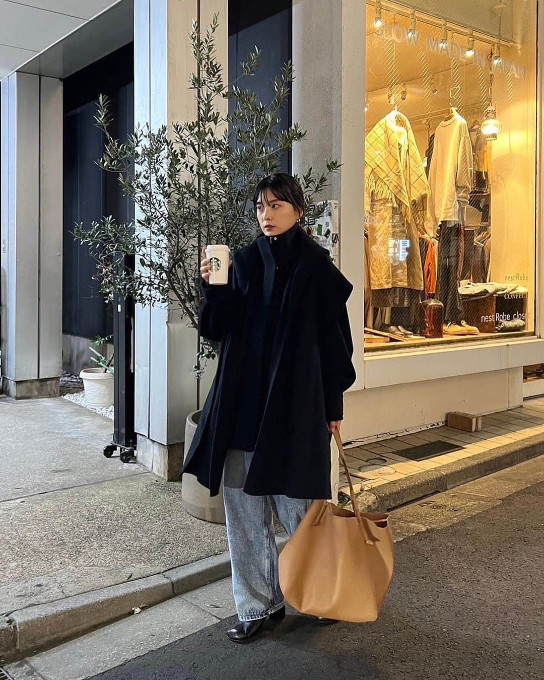 ETRÉ TOKYO ストアのインスタグラム：「@etretokyo  【11/2 New Arrival】  ㅤㅤㅤ ㅤㅤㅤ #ETREフーディストールリバーショートコート GREY / BLACK S.M size ¥49,500(tax in) ㅤㅤㅤ ㅤㅤ ㅤㅤㅤ新宿スタッフ @etretokyo_tobi 157cm BLACK / M着用  本社スタッフ @sakiko_113 154cm BLACK / S着用  ㅤㅤㅤ  ㅤㅤㅤ┈┈┈┈┈┈┈┈┈┈┈┈┈┈┈┈┈┈┈ ㅤㅤㅤ ㅤㅤ  【INFORMATION】 ⁡ㅤㅤㅤ ⁡ ※11/2(木)発売のアイテムは、11/3(金)12:00よりお在庫のある場合、ルミネカード会員様限定で店舗通販のご利用が可能です。  ⁡ ※お電話がつながりにくい可能性がございます。 ⁡ ※また混雑時には入場制限及び 試着点数の制限を設けさせて頂きます。 予めご了承ください。 ⁡ ⁡ ご理解、ご協力を賜りますよう 心よりお願い申し上げます。   ㅤㅤㅤ 【LUMINE SHINJUKU STORE】 ETRÉ TOKYO ルミネ新宿2店 TEL：03-5989-0979  ー営業時間ー (平日、土日祝)11:00-21:00 ⁡  #etretokyo#etre#fashion#etretokyoshinjuku #etre#2023etre#etretokyo_staff_ootd#2023aw #大人ファッションコーデ #シンプルスタイル  #オトナカジュアルコーデ  #リバーコート #ショートコート #秋アウター #ストールコーデ #デニムスタイル #オールブラックコーデ」
