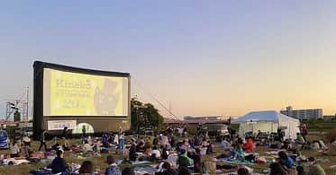 のインスタグラム：「キネコ国際映画祭 本日の夕方の河川敷野外上映では 私の推薦で『BIGFISH』を上映します。 私は愛犬と共に鑑賞します。 １日中楽しくて大騒ぎ」
