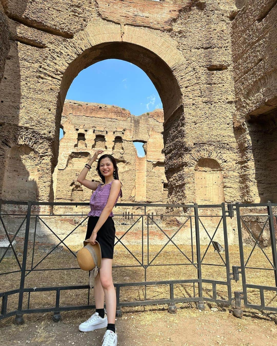 上田彩瑛のインスタグラム：「Italy🇮🇹  今日は カラカラ浴場  猛暑のなか歩いてローマを観光したのですが（バス混みすぎて乗る勇気がなかった…）コロッセオなどの遺跡が集まっているところからは少し距離がありました（暑かった🫠）  #イタリア #イタリア旅行 #ローマ #ローマ旅行 #カラカラ浴場」