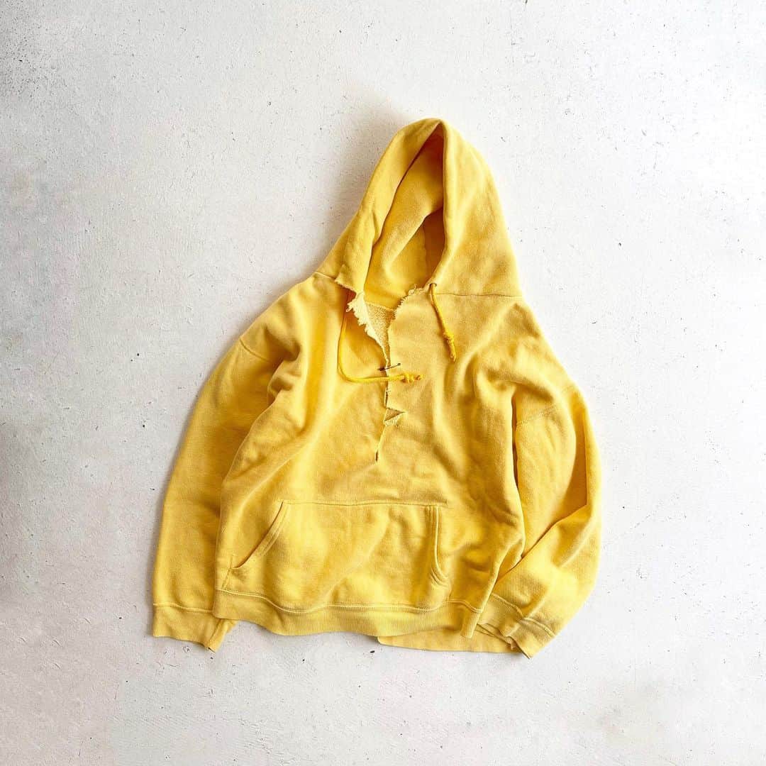 DROP...vintage select shopのインスタグラム：「1970s Over Chop Pullover Hoodie Yellow  大胆すぎるチョップではありますが、上手いことレイヤードしてもらえたらと思います🫶」