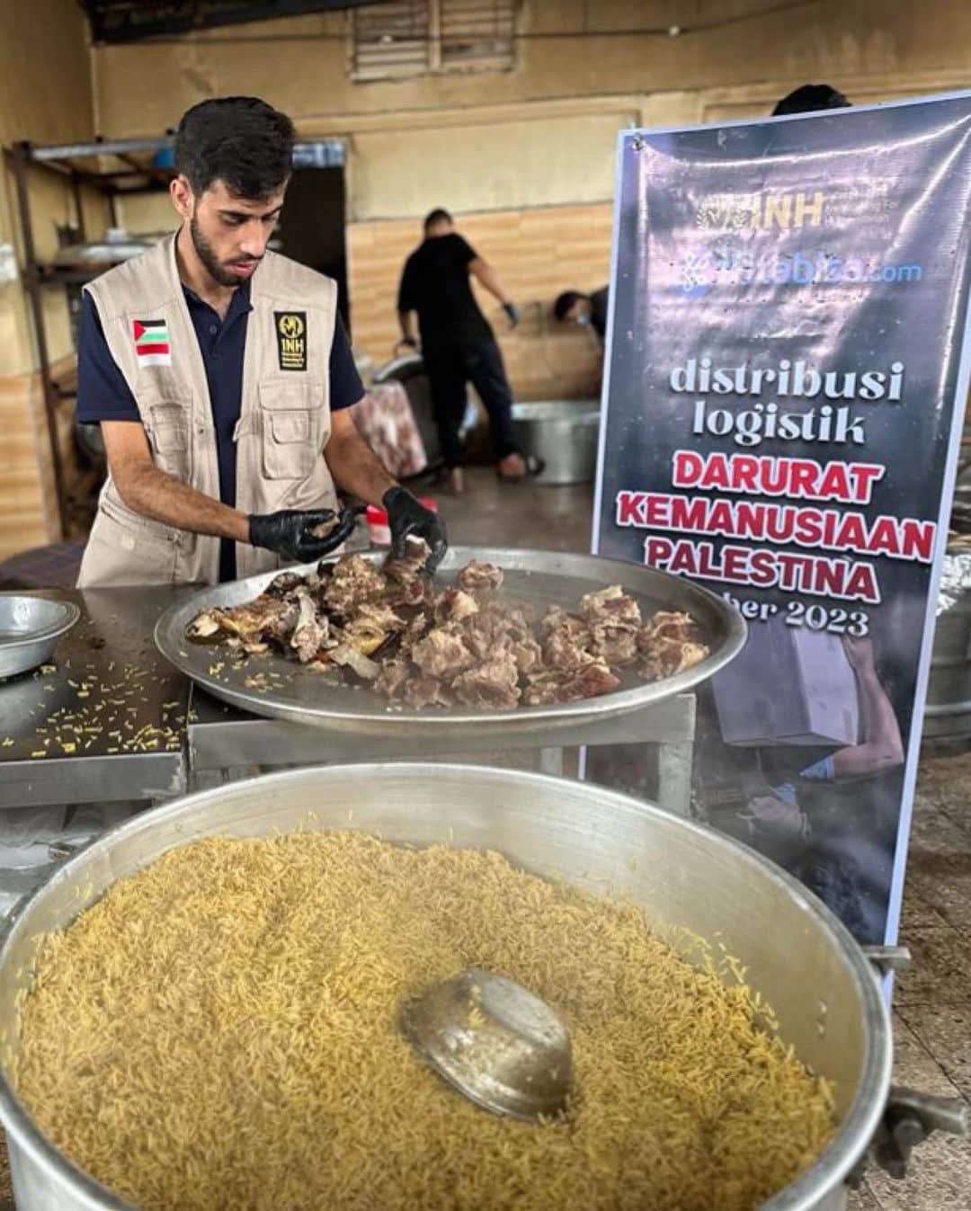 Zaskia Sungkarのインスタグラム：「Bismillah dari 🇮🇩 untuk 🇵🇸  Alhamdulillahirabbil ‘alamin, atas izin Allah, penyaluran bantuan untuk saudara-saudari kita di Gaza sudah mulai dilakukan secara bertahap oleh tim @kitabisacom dengan distribusinya dibantu oleh Ustadz @abumuslim_gaza & tim @inhforhumanity. Yaa Rabb, jagalah mereka selalu dalam perlindunganmu 🙏🏻😢😢. Aamiin Yaa Rabbal ‘Alamin  Dan untuk Bapak, Ibu dan teman-teman semua yang sudah berjihad melalui hartanya, jazakumullahu khayraan. In syaa Allah, saat ini donasi akan terus dibuka. Alhamdulillah, atas izin Allah, sudah menuju ke 4M. Allahu Akbar!  Terlampir di slide terakhir juga, recap laporan penyaluran resmi yang dikirim @kitabisacom  ‼️📝: Penyaluran bantuan ke Palestina tidak bisa instan karena kondisi di sana」