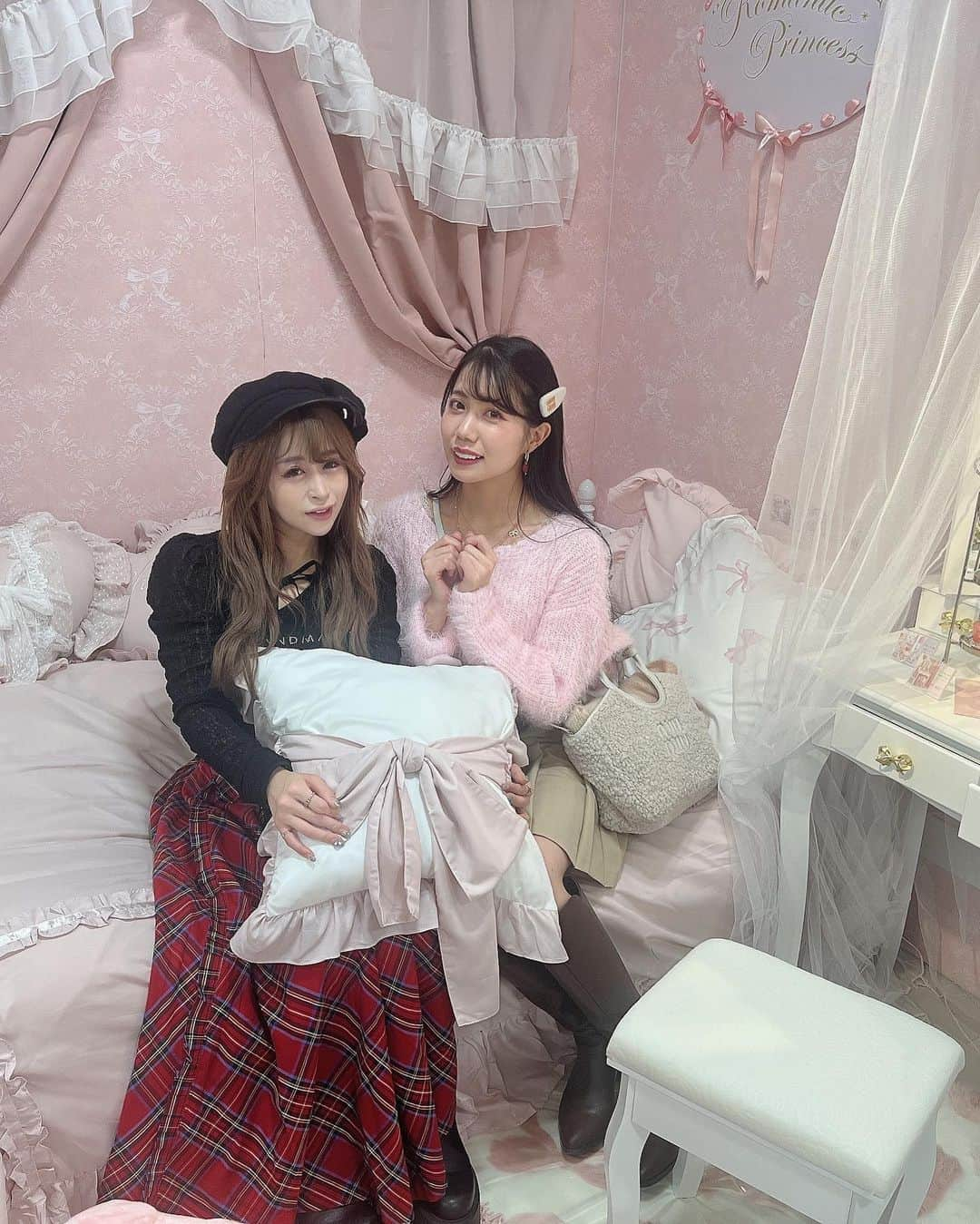 南まゆさんのインスタグラム写真 - (南まゆInstagram)「♡ のの姫👸とデート💖✨ @maenon0701  . 新宿伊勢丹 『“かわいい”に夢中な女の子のための祭典』 Addicted by Cuteness ～for acutegrrrls 2023～ . 行ってきました🥺💖 . 目に入るもの全てが可愛いッッ！！！で 満たされました…☺️ . 可愛いものを産み出してるたくさんのお店が 一気に見れるのでかなりおすすめでした🥺 時間も目も足りない😂💖🙏🏻 . 11月5日までらしい🥺 . @m.me.eme_official さんでお洋服🎀 @roma_pri さんでボディソープ🍒 @berinda7 さんでネックレス🎀✨  買いました〜🥺✨✨  #かわいい　#祭典　#伊勢丹新宿 #伊勢丹ポップアップ #伊勢丹6階」11月3日 15時40分 - mayuminami1127