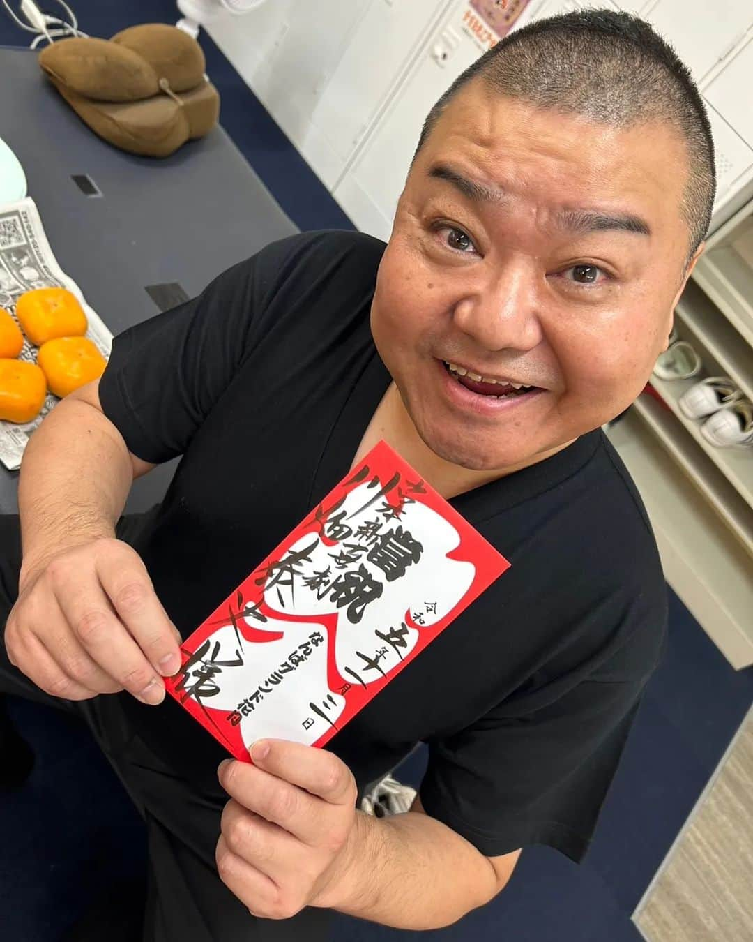 川畑泰史のインスタグラム：「本日は  なんばグランド花月 3連休初日!!! 大入り!!! 感謝m(_ _)m  撮影者 #もじゃ山紀信」