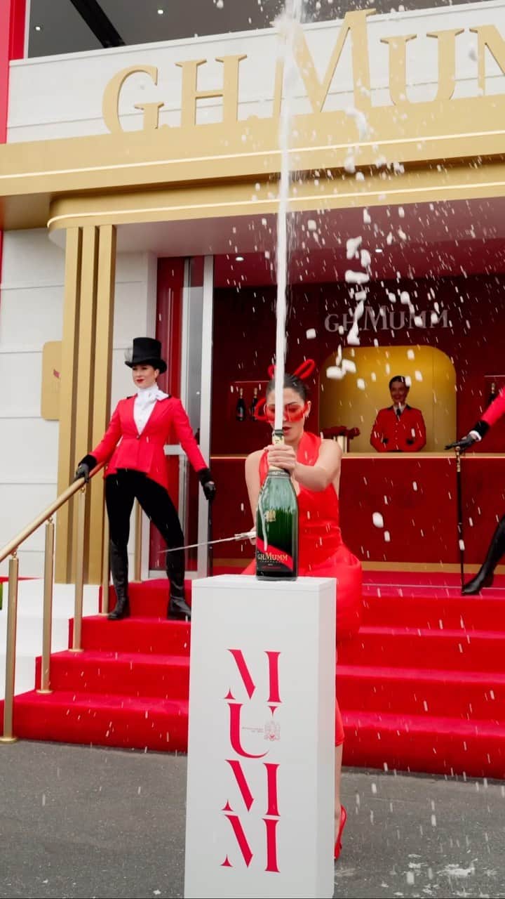 ジェシカ･ゴメスのインスタグラム：「Join @iamjessicagomes as she gets ready for one of the most glamourous events in Australia’s fashion calendar – Melbourne Cup Carnival 2023.」