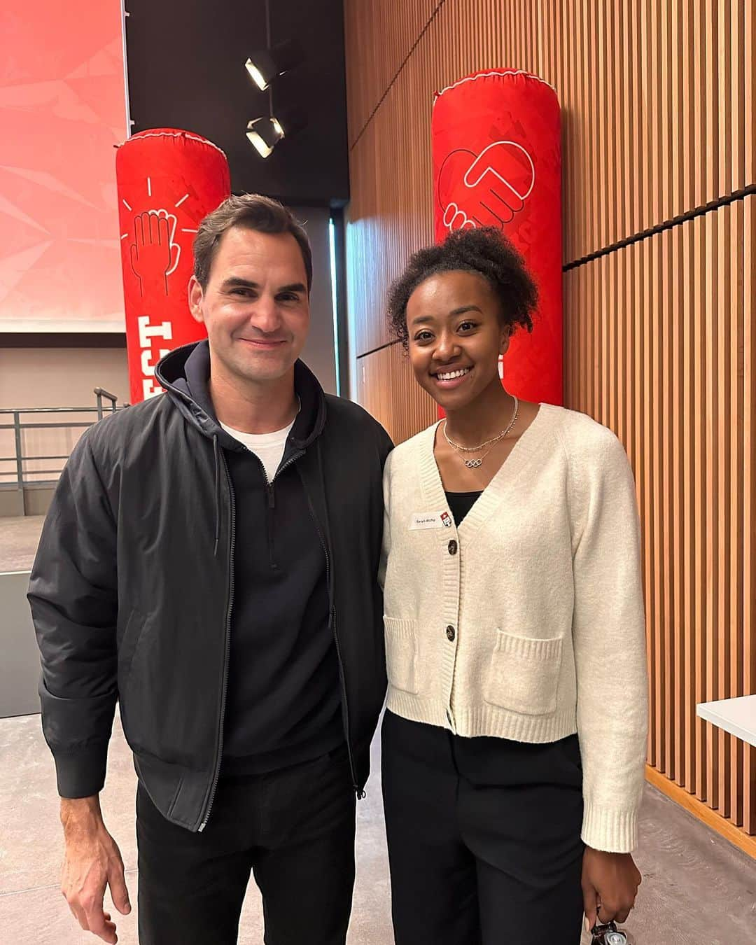 サラ・アチョのインスタグラム：「FANGIRLING !!  I’m a huge fan and I kept missing the chance of meeting the legend (Rio-Tokyo-Sports awards) AND HERE HE WAS, such a cool surprise 🥳 Thanks @rogerfederer 🥹」