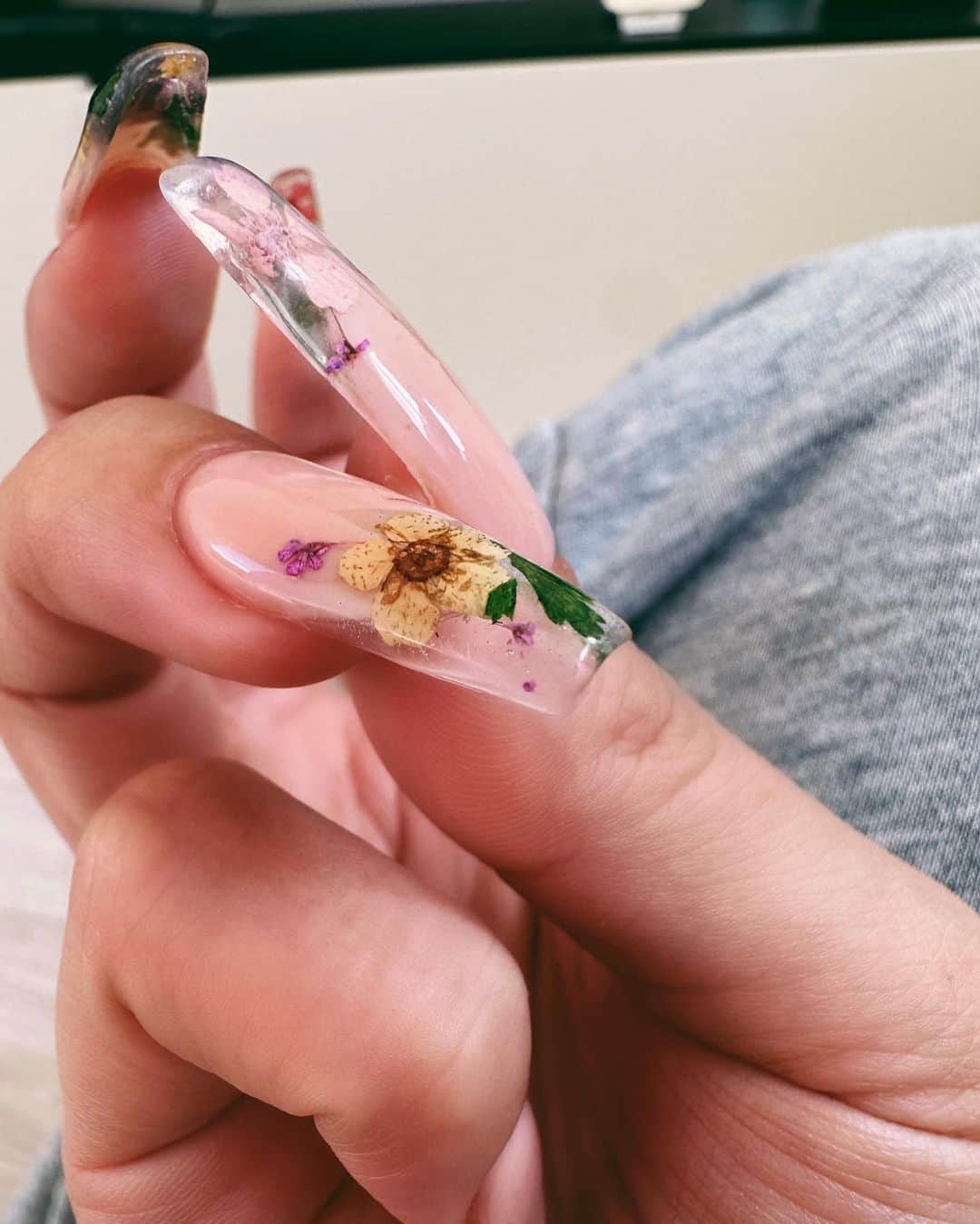 Minamiさんのインスタグラム写真 - (MinamiInstagram)「Encapsulated Flower Nails #minaminails 🌸🌼🪻ガーデンネイル💅お花一つ一つの色合いと組み合わせ、ポジショニングが今回のこだわりポイントです。毎回私のビジョンを形にしてくれる @esnail_tokyo に感謝🫶🏽ドライフラワーはアメリカで買ってきた物を使ってもらいました。」11月3日 15時51分 - minami_cream