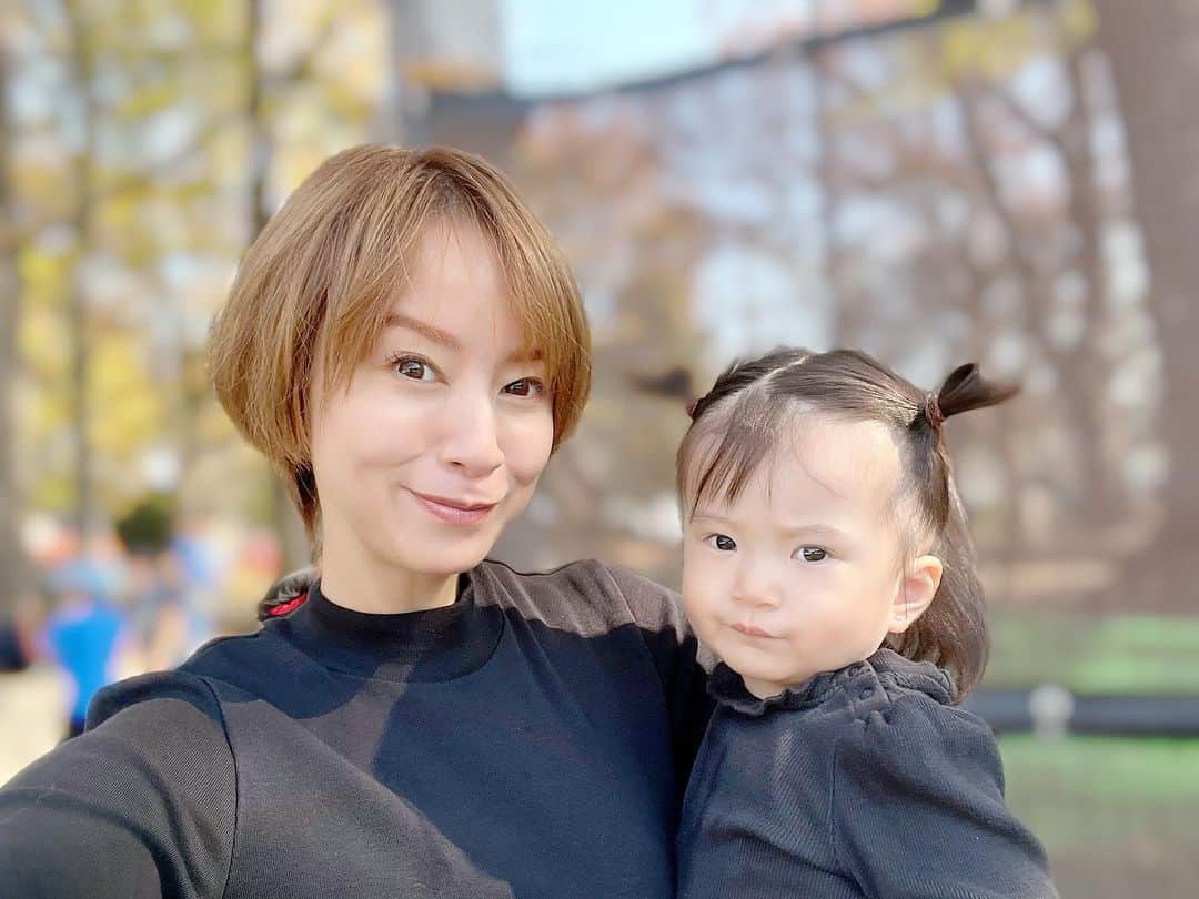 鈴木亜美のインスタグラム：「今日はめちゃくちゃ暑かった☀️ 外出て陽に当たると更にジリジリと… 今頃日焼け⁉️焼けた気がする… #秋晴れ #いやいや夏でしょ #外出る気にはなるけど #黒コーデが熱い #ピアス風シール #きらりと可愛い」