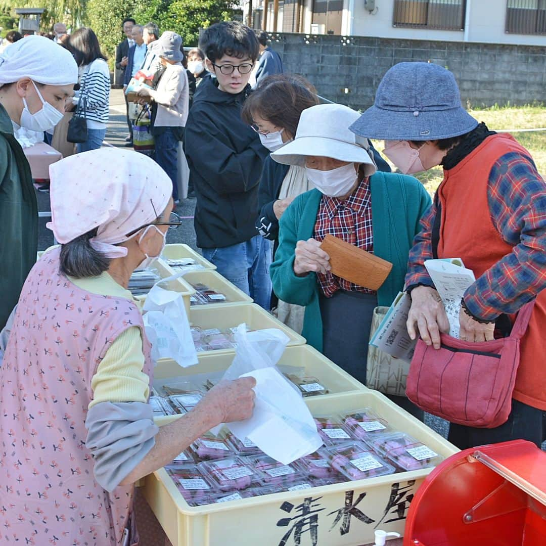 島田市さんのインスタグラム写真 - (島田市Instagram)「【島田の銘菓が大集合！】 市内の和菓子店が集う「第5回 和菓子バル」が開催されました。島田が誇る和菓子店のうち、11店舗が大集合。来場者は、各社自慢の和菓子を堪能しました。また大学生の協力で、蓮台越し体験や利き茶などのイベントを実施。秋空のもと、川越し街道に多くの笑顔が溢れました。 #島田市 #Shimada #JAPAN #島田市緑茶化計画 #緑茶 #和菓子 #和菓子バル」11月3日 15時51分 - shimadacity_shizuoka_official