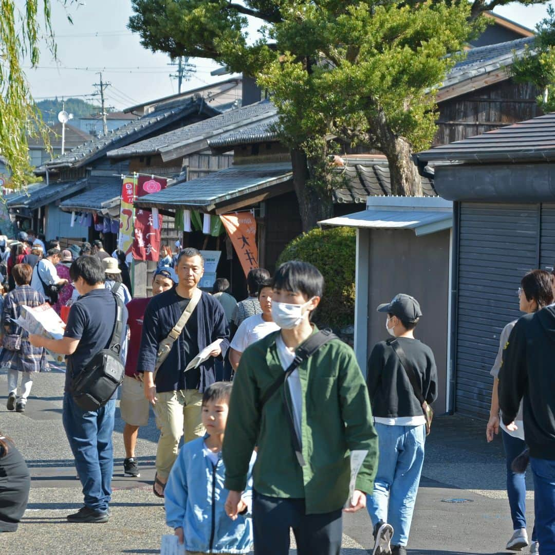 島田市のインスタグラム：「【島田の銘菓が大集合！】 市内の和菓子店が集う「第5回 和菓子バル」が開催されました。島田が誇る和菓子店のうち、11店舗が大集合。来場者は、各社自慢の和菓子を堪能しました。また大学生の協力で、蓮台越し体験や利き茶などのイベントを実施。秋空のもと、川越し街道に多くの笑顔が溢れました。 #島田市 #Shimada #JAPAN #島田市緑茶化計画 #緑茶 #和菓子 #和菓子バル」