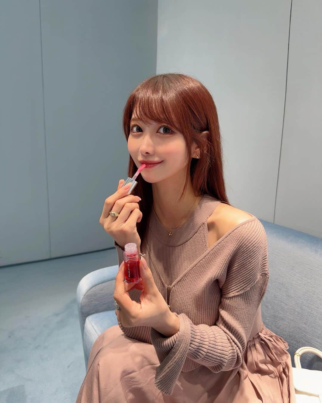 MAYUさんのインスタグラム写真 - (MAYUInstagram)「. 乾燥が気になる時期になってきたね〜🥺🩵 私は特に唇が乾燥しやすいので常にリップを ぬりぬりしてる💫 . @tirtir_jp_official から気になっていた リップオイルを頂いたので使ってみた🤍 オイルだけどベタつきすぎなくて良い！✨ . Lavenderはさっぱりとした保湿感で、 ほんのり甘い香りが安らぐ🪻 唇に塗ると色味はつかなくてクリアなので使いやすい💜 . Rosyはバラの美容成分がたっぷりで しっかりした保湿感と、血色感をプラスできる🌹 優しく色味がついてうるうるに❤️ . いつだってうるうるの唇がいいよね💋💕✨ . . #PR#TIRTIR#ティルティル#マイグロウリップオイル#リップオイル#リップ#티르티르」11月3日 15時55分 - mayu.kina_golf