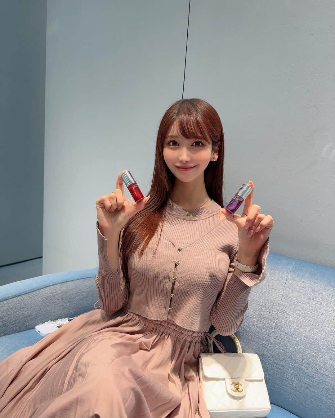 MAYUさんのインスタグラム写真 - (MAYUInstagram)「. 乾燥が気になる時期になってきたね〜🥺🩵 私は特に唇が乾燥しやすいので常にリップを ぬりぬりしてる💫 . @tirtir_jp_official から気になっていた リップオイルを頂いたので使ってみた🤍 オイルだけどベタつきすぎなくて良い！✨ . Lavenderはさっぱりとした保湿感で、 ほんのり甘い香りが安らぐ🪻 唇に塗ると色味はつかなくてクリアなので使いやすい💜 . Rosyはバラの美容成分がたっぷりで しっかりした保湿感と、血色感をプラスできる🌹 優しく色味がついてうるうるに❤️ . いつだってうるうるの唇がいいよね💋💕✨ . . #PR#TIRTIR#ティルティル#マイグロウリップオイル#リップオイル#リップ#티르티르」11月3日 15時55分 - mayu.kina_golf