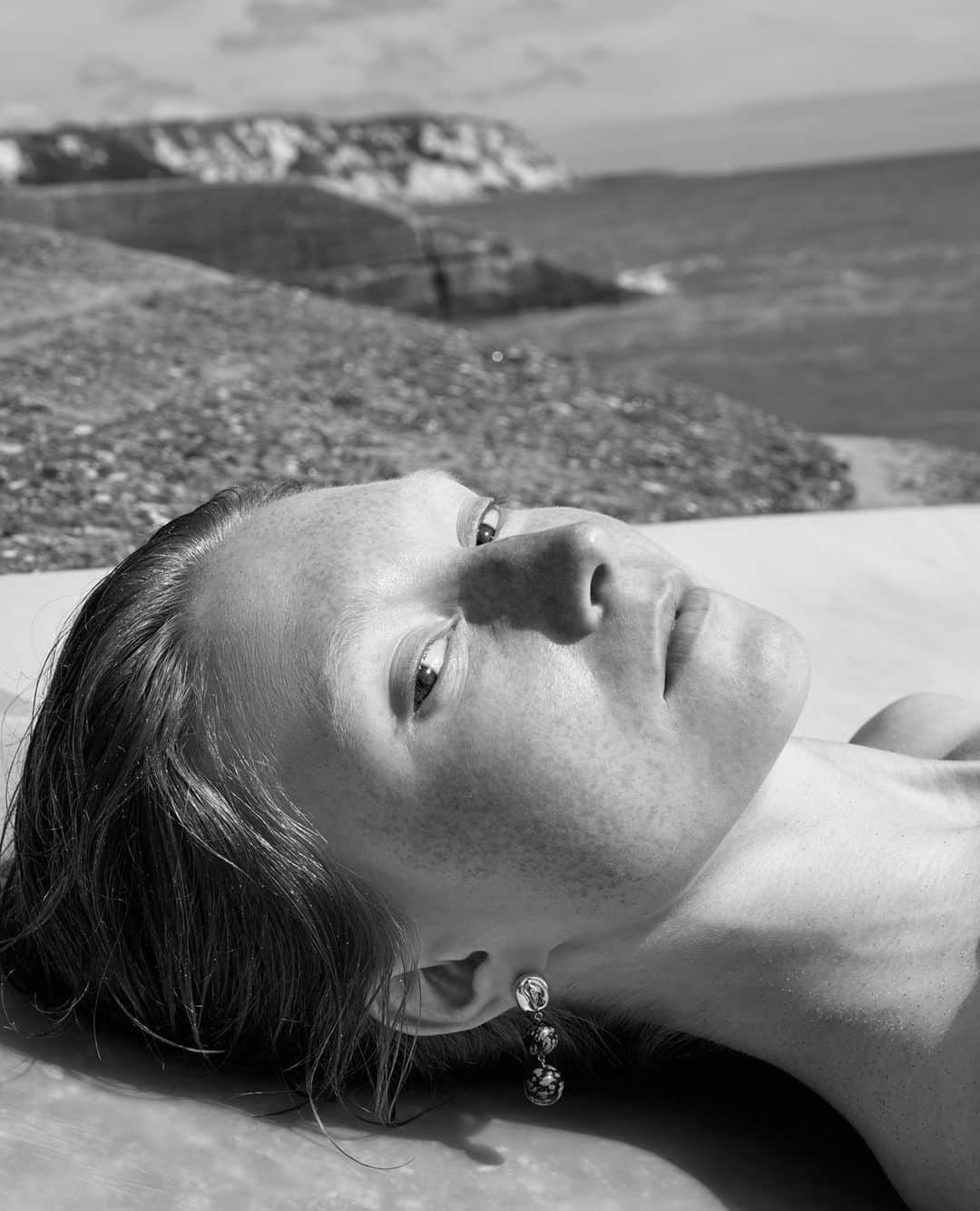 エステルデヴェのインスタグラム：「Lisa Jahovic @lisa_jahovic photographs the "Valentine" earrings in snowflake obsidian.」