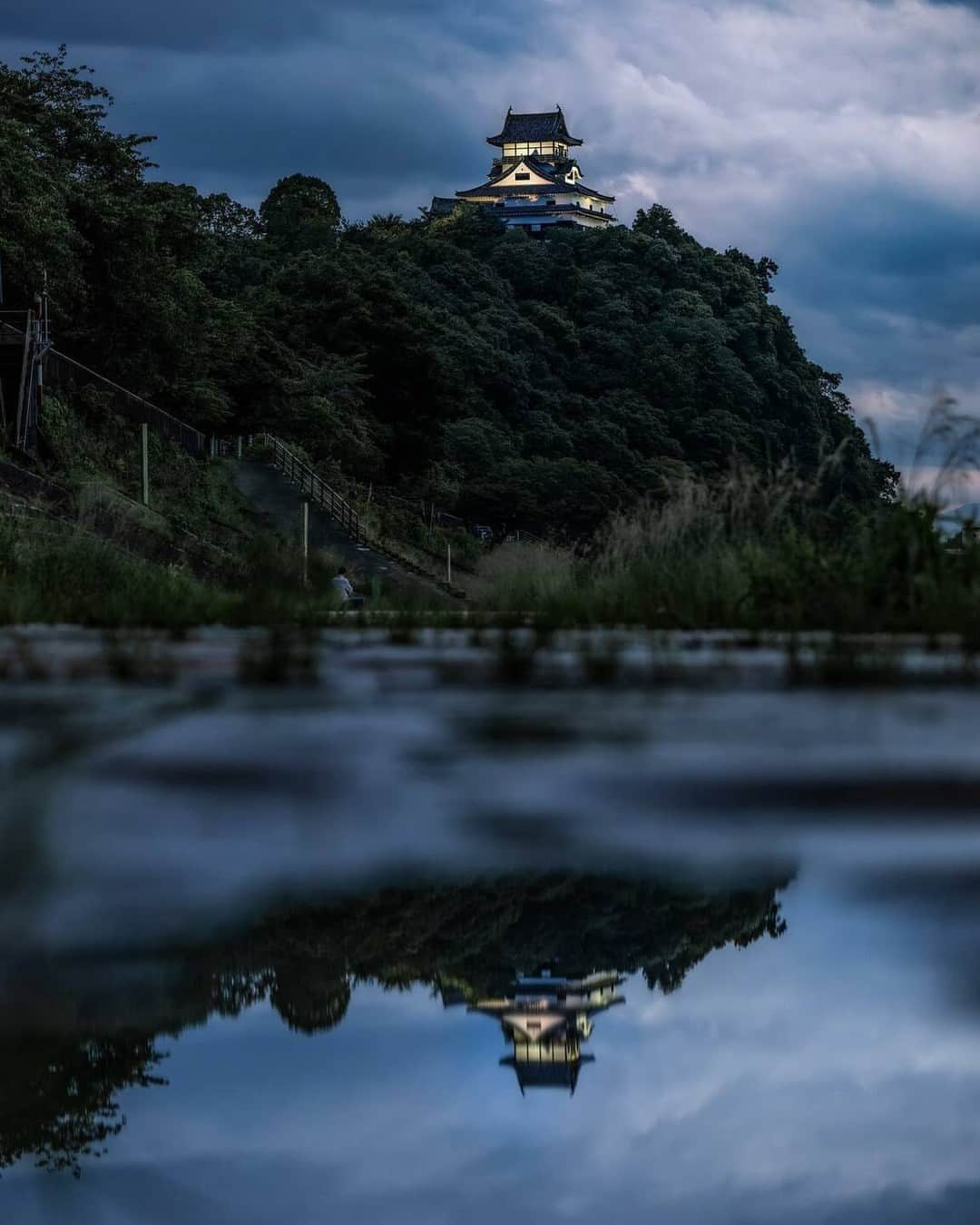 ニコンイメージングジャパン公式のインスタグラム：「‖夕暮れのリフレクション Photo by @gonichi55 https://www.instagram.com/p/CvIA91Avrsr/ * ニコンのカメラ・レンズで撮影され、「#nikoncreators」をつけて投稿していただいた皆さまの作品をご紹介します。投稿の際は使用機材名をぜひご記載ください。 （作品使用に関するガイドラインは本アカウントのプロフィールに記載しているURLからご覧ください）  #nikoncreators #ニコン #nikon #一眼 #カメラ #camera #nikon📷 #nikonlove #light_nikon #犬山城  ※皆様、政府、自治体など公的機関の指示に従った行動をお願いします。  nikonjpでは、写真を「見る楽しみ」を提供することを通して、 微力ながら皆様にわずかな時間でも癒しをお届けしたいと思っております。 本アカウントでの投稿を引き続きお楽しみください。 . 【ご注意ください】⠀⠀ ニコンイメージングジャパン公式を名乗るなりすましアカウントが確認されています。 不審なDMを受け取った場合、記載されているURLなどはクリックせず、DMの削除などをお願いいたします。 . ニコンイメージングジャパン公式アカウントは下記からご確認いただけます。 https://www.nikon-image.com/socialmedia/」