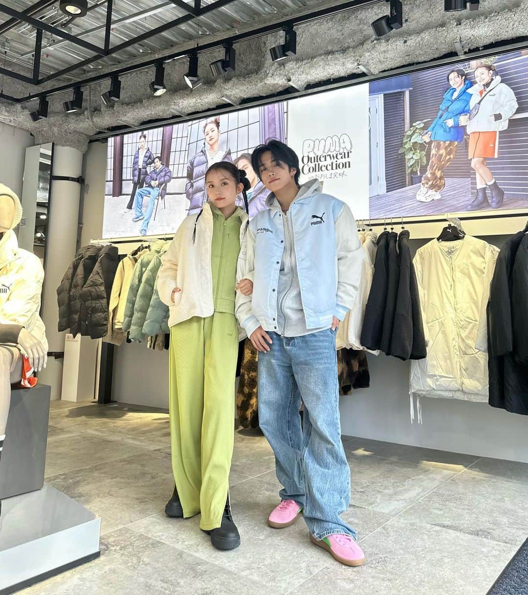 のインスタグラム：「𝙋𝙐𝙈𝘼 𝙎𝙏𝙊𝙍𝙀 𝙃𝘼𝙍𝘼𝙅𝙐𝙆𝙐 𝘾𝘼𝙏 𝙎𝙏𝙍𝙀𝙀𝙏 🐈 @pumajapan   先日､原宿にあるPUMAさんの 「プーマストア 原宿キャットストリート」に さくらとお邪魔してきました^_^✨✨  店内に掲示されたぼくたちのビジュアルに とてもとても感動しました........(>_<。)！ サインも書かせて頂きました✌🏼 ̖́-  原宿のプーマストア以外にも 大阪・京都・お台場・札幌・福岡・富士見で ぼくたちのビジュアルが見れますので、ぜひお近くの プーマストアに足を運んでみてください！🏃‍♂️👣  対象アウターをPUMAストアで 購入してくれた方限定で、兄妹それぞれで PUMAロゴをアレンジした「オリジナル巾着」が GETできますので、そちらもぜひ〜₍ᐢ..ᐢ₎⊹  #PUMA #プーマ」