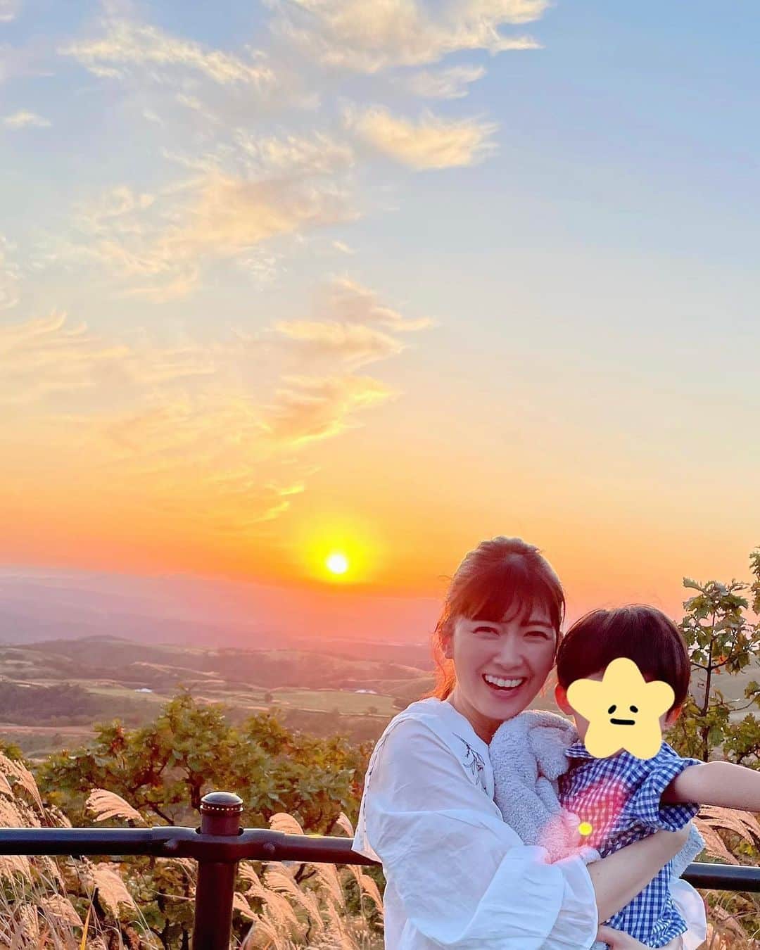 山口実香のインスタグラム：「． 11月2日に誕生日を迎え また一つ歳を重ねました😆🎂  新たな年も息子達と色んなことを発見したりして、たくさん笑って楽しく過ごしたいな😊💗  最近SNSは子供達とのことばかりになってしまってますが、これからもよければ見てもらえたら嬉しいです🍊✨」