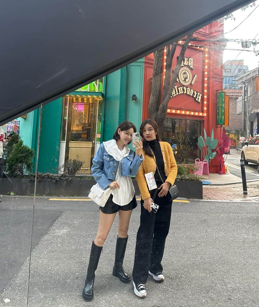 パク・タミのインスタグラム：「- 가을 참 좋아하는데.. 올 가을은 왜이리 어두운 것 같죠? 요 며칠.. 겨울안에 갇힌것처럼 춥고 몸도 쳐지고.. 해가 잘 없어 그럴까요? 해를 봐야 에너지를 얻는 나는 ㅎㅎ 쉽지 않네요.  제품컷 고르려고 열었다가 얼마전 동네 동생과 자연 보러 가자고 간 서울숲 근처 카페와 식당, 그날 보낸 시간들의 흔적들.  '아.. 이 사진이 있었네?' 이렇게 그날의 햇살을 기억으로 봅니다~  어제 밤에 제가 좀 늦게 잤거든요~ 일을 하다보면 잠잘 시간을 놓치곤하는데, 배가 고픈거예요.. 음식 앞에서 한참을 서있다가 (내적 갈등을 얼마나 했는지...ㅎㅎ) 아이들 먹는 함소아 프로틴 딸기맛을 하나 먹는걸로 스스로 타협! 덕분에 오늘 아침 제 얼굴은 붓지 않았다는... ㅎㅎ」