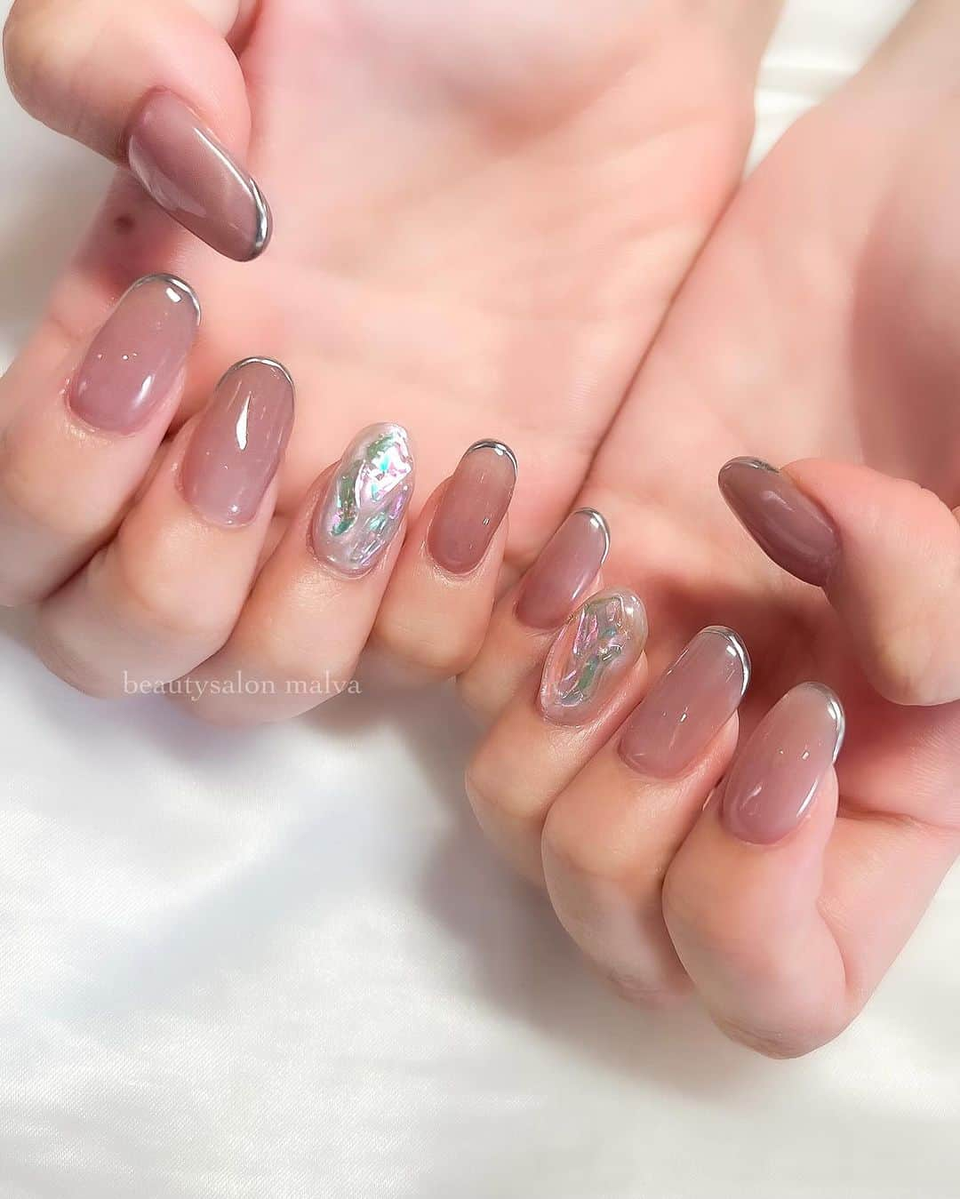 nailsalon malva（ネイルサロンマルヴァ）さんのインスタグラム写真 - (nailsalon malva（ネイルサロンマルヴァ）Instagram)「【フレンチスタイル121】でご予約可能♡ ⁡ 秋冬人気の透けたくすみカラーです！ 先端のシルバーは、 最近入荷したものでメタリック感がキレイなんです✨ ⁡ ポイントにこちらも人気のアイスストーン！ シンプルだけどかわいいネイルです☺️ ⁡ ↪︎ ネイルのケアと保証期間 ⁡ malvaのネイルはドライケア、カットスタイルも込みです。 保証期間は約4週間となります（※ご新規様は3週間となります）。 ⁡ ＿＿＿＿＿＿＿＿＿＿＿＿＿ ⁡ ⁡ 𝐛𝐞𝐚𝐮𝐭𝐲𝐬𝐚𝐥𝐨𝐧 𝐦𝐚𝐥𝐯𝐚⠀ 📍明治神宮前駅｜原宿駅　徒歩𝟑分 ⠀ 💬ご予約やお問い合わせ 𝐋𝐈𝐍𝐄から承っております @ 𝐦𝐚𝐥𝐯𝐚 ⁡ お気軽にご連絡ください♡ ⁡ ⁡ ＿＿＿＿＿＿＿＿＿＿＿＿＿＿ ⁡ ▸ジェルネイル｜スカルプ｜ネイルケア ▸まつげカール｜まつげエクステ｜ワンホンエクステ ▸ハーブよもぎ蒸し ▸ワックス脱毛 ⁡ \ アシスタント募集中💁‍♀️ / ⁡ ▸リモート可オンラインの画像動画制作アシスタント ▸サロンワーク全般アシスタント ⁡ ⁡ #秋ネイル2023 #くすみカラーネイル #ミラーネイルデザイン  #アイスストーンネイル #malva #malvaネイル  #ミラーアートネイル  #原宿ネイル #ニュアンスアート  #表参道ネイル #東京ネイルサロン　#明治神宮前ネイル #新宿ネイル #千駄ヶ谷ネイル  #harajukunails #tokyonails #tokyonailsalon ⁡」11月3日 16時19分 - malva_nail