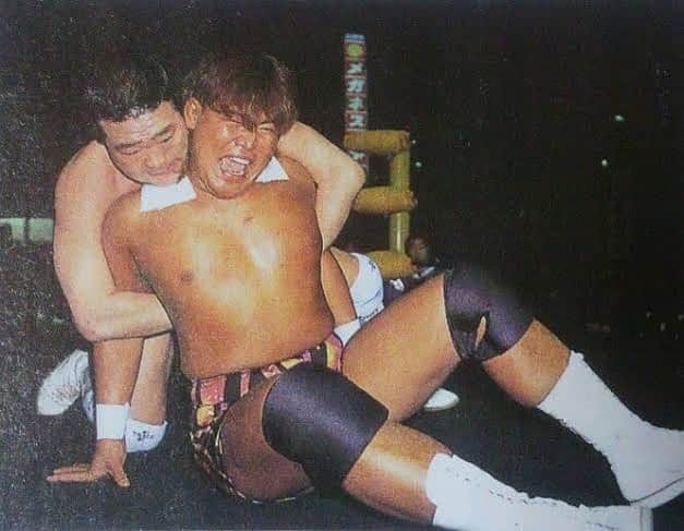 奥村茂雄のインスタグラム：「1998年1月19日に行われた藤沢大会、石川孝志対奥村茂雄。真冬のオープンの大会だったが、かつて付け人を務めていた石川さんに勝ち、この試合後に石川さんは引退表明。試合後にガウンを贈呈された思い出の一戦だった。 - - #1998年 #石川孝志 #okumura #tifondeosaka」