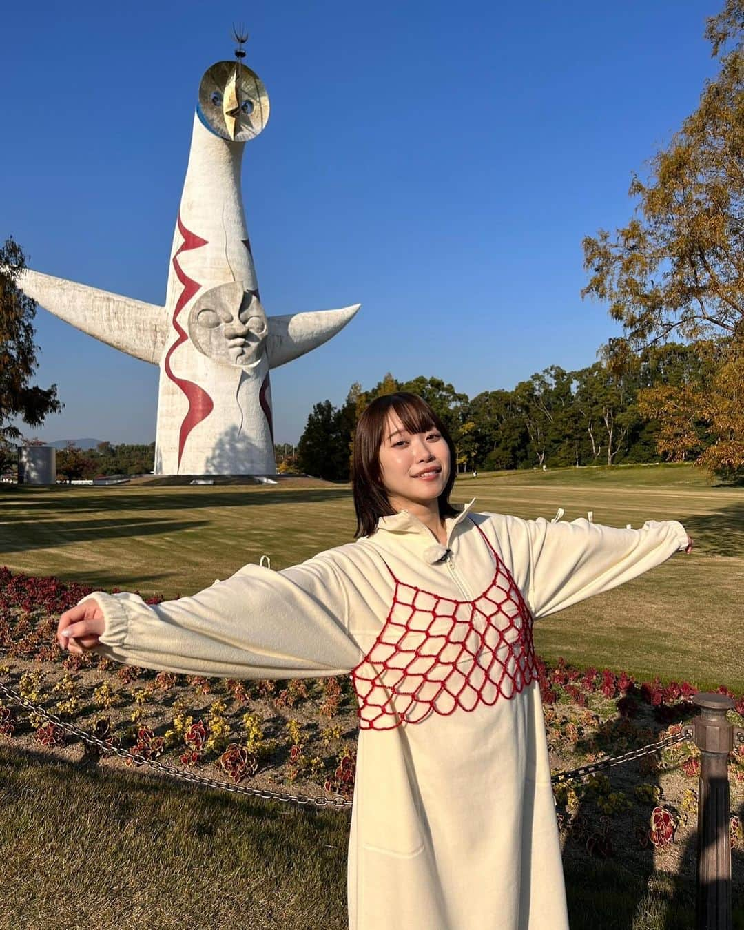 架乃ゆらのインスタグラム：「念願の！万博記念公園へロケでお邪魔しました！！  太陽の塔最高にかっこよかった…ずーーっと見てたかったな〜  太陽の塔意識コーデだったのですが、完全にマヨネーズになりました🥚」