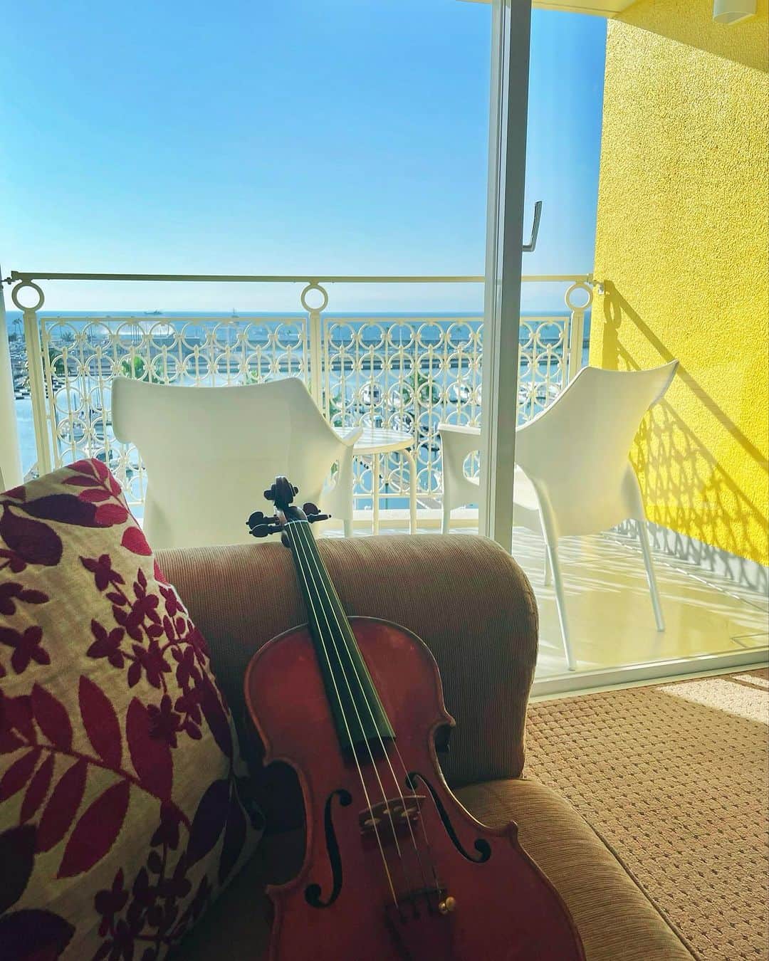 牧山純子のインスタグラム：「和歌山マリーナシティホテルでのクローズドイベント、無事終了！ ただいま海を見ながらバイオリンのメンテナンス中。最高に心癒される贅沢な時間。  #和歌山マリーナシティ #バイオリン #violin #弦交換 #海の見える部屋 #贅沢時間」