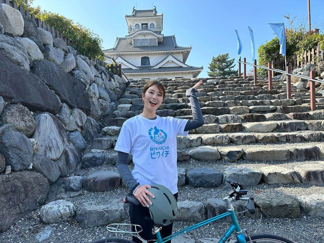 稲村亜美のインスタグラム：「今日11/3 ビワイチの日として琵琶湖周辺を自転車で走ってきました〜！ 朝は霧がうっすらとありましたが、長浜城に到着するとすっかり青空に✌️  ナショナルサイクルルートにも指定されてるだけあり走りやすかった〜 今度は一周してみたいです！！ #ビワイチ #ビワイチの日 #自転車アンバサダー」