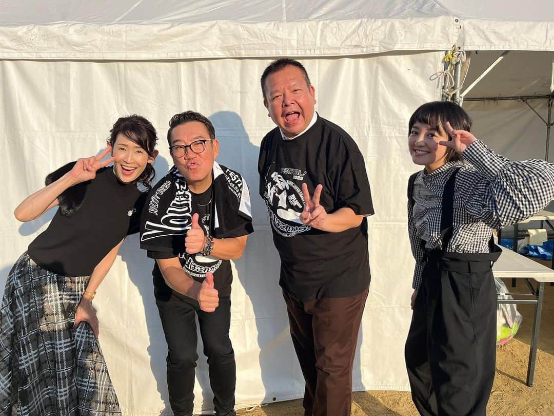 藤林温子のインスタグラム：「. MBSラジオ秋祭り . youこれメンバーとして出演してきました！  歌って（今別府さんとデュエット） 叫んで（夕日に向かってバカヤロー） 大笑いして 大汗かきました！！ カレンダーにサインもさせていただきました！ ありがとうございます！  デュエットや爆弾発言など 聞き逃した方は radikoでお聞きください📻  P.S去年と同じ服だったという事実 電車に乗って気づき愕然としていました🥶🥶🥶 過去の投稿をご覧ください。 去年と全く同じの服装をした私がいます🤫🤫 来年はそんなことないように しっかりチェックします🫠  #MBSラジオ」