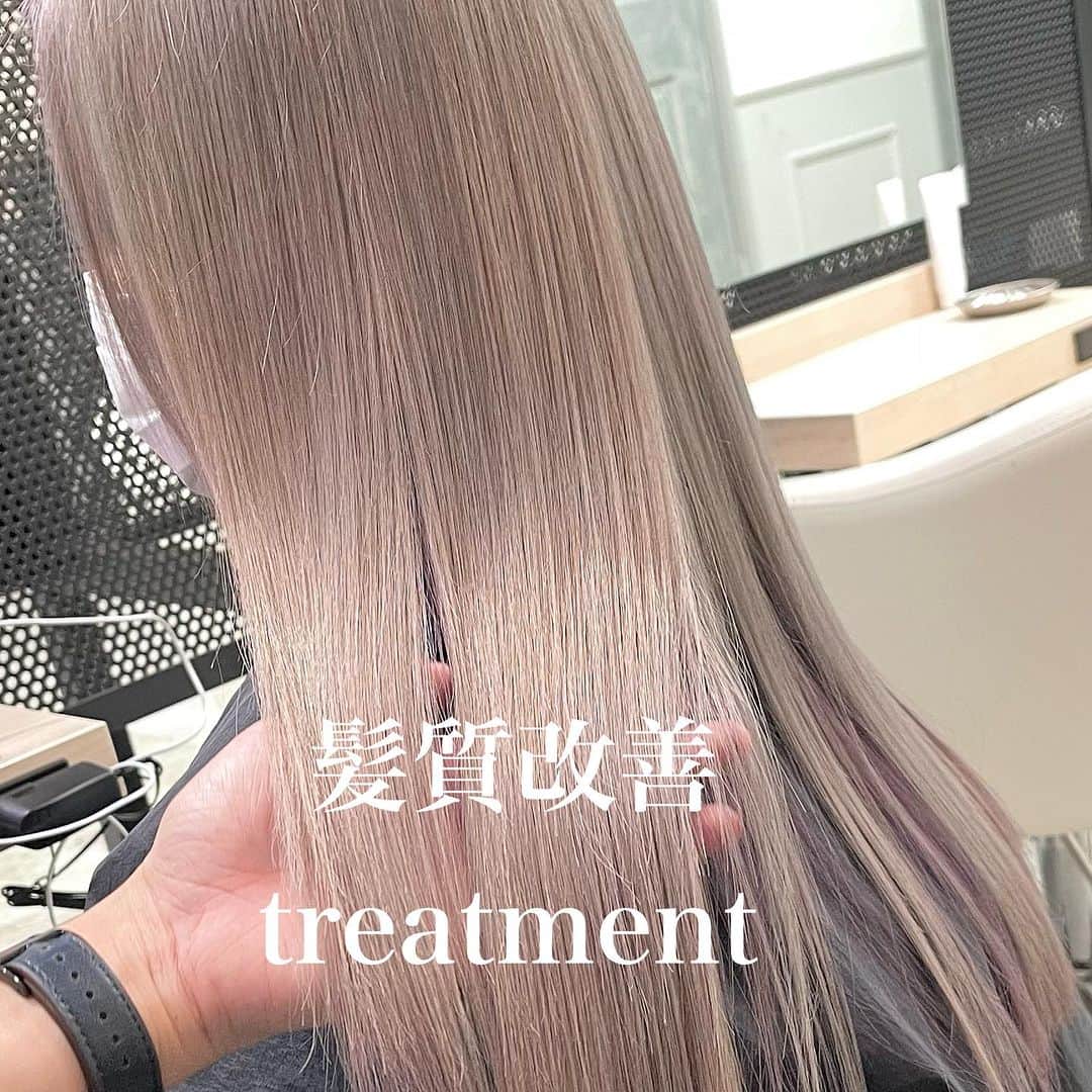 阪下裕紀のインスタグラム：「⁡ 🎨カラーが不安な方必見🎨 自分史上最高のヘアスタイルとサラツヤヘア😍 ⁡ 是非お気に入りなスタイルはいいね👍保存お願い致します♪良ければフォローもお願い致します😍 ⁡ 最高の髪質改善トリートメント出来ました\(//∇//)\ 顧客のお客様から新規のお客様まで初回は¥10000-+taxとなっております◎ 是非体感してください\(//∇//)\ ⁡ ⁡ いいなぁと思ったらいいね押してくれると喜びます😆⭕️ ⁡ 髪の状態や似合わせであなたに似合う髪型、カラーをご提案させていただきます。 ⁡ 🉐新規クーポン🉐 ケアブリーチ+3stepトリートメント ¥10000-+tax ケアカラー＋髪質改善　　　　　　　¥12000-+tax カット＋ダブルカラー+トリートメント　¥14800-+tax カット＋ケアカラー＋髪質改善　¥14800-+tax 髪質改善　　　　　　　　　　　¥10000-+tax ⁡ ⁡ 🐥良くある質問🐥 Q.カラーのもちは？ A.髪のダメージ度合いや仕上がりの色、明るさによって異なる為カウンセリングにて説明させて頂きます Q.オリジナルダメージレスブリーチとはなんですか？ A.トリートメントとブリーチを配合➕前処理トリートメント、アフタートリートメント髪のダメージレベルを見極めて調合します。 Q.どんな髪質でも大丈夫ですか？ すでに過度のダメージがあったり、黒染め履歴がある場合は希望のカラーにするためのプロセスが異なる場合があります。 その場合でも最善の提案をさせていただきます。 Q.髪質改善はどんな髪でも出来ますか？ ブリーチしてる方からしてない方まで幅広く対応できます！ 軟毛〜普通毛　一回で感動レベル🥺 硬毛、癖毛　1〜2回で完璧に仕上げます！ Q.髪質改善のもちは？ 1ヶ月以上です✨ もちろん繰り返すほど定着しやすくなりもっとモチも良くなります^ ^ ⁡ 👑カラースペシャリスト👑 ✂️ダメージ90%OFFのブリーチができる ✂️豊富な経験で失敗しないカラーができる ✂️年間1000人以上担当している実績 ⁡ 🔱カラーの失敗が心配な人でも大丈夫🔱 カラーなら僕にお任せください💗 今までのブリーチに比べて圧倒的にダメージレス、ツヤツヤカラーを楽しめます。 豊富な経験によるカラー知識であなたの なりたいカラー叶えます✨ ⁡ ✂️痛みたくない ✂️可愛いカラーになりたい ✂️デザインカラーを楽しみたい ✂️手触り良くしたい ✂️透明感が欲しい ✂️赤みオレンジ味を無くしたい カラーが不安な方は一度カラー美容師阪下までご相談ください😆 ⁡ 👑丁寧なマンツーマン接客👑 お客様を1人1人幸せにしたいという想いから 1人1人マンツーマンで接客させていただいてます😄一緒にステキな髪型作りましょう ⁡ 丁寧な接客と技術でお客様に少しでも素敵な 時間を過ごして頂けると嬉しいです。 ⁡ このインスタをみて好感を持ってもらい僕に髪の毛を任せてもらえるようでしたらお客様に喜んで頂けるよう全力で綺麗にさせていただきます✨ ⁡ ご予約ご相談は 🕴トップのURLまたはDM 担当:阪下裕紀 ⁡ 住所 東京都渋谷区神宮前4-26-2守谷ビル2F アクセス ⁡ 千代田線 明治神宮前駅 徒歩5分 副都心線 明治神宮前駅 徒歩5分 JR原宿駅　徒歩7分 東京メトロ　表参道駅　徒歩7分 ⁡ ⁡」