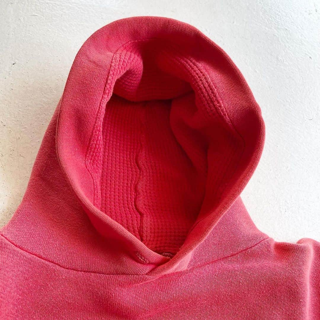 DROP...vintage select shopさんのインスタグラム写真 - (DROP...vintage select shopInstagram)「1960s  Thermal Hood Pullover Hoodie Red  グッドフェード🥀  かなりワイドな作りで、シルエット良しです◎  探すと無いのですが、 フードの裏地サーマルも同色でいい馴染みです。」11月3日 16時23分 - tokyo_drop