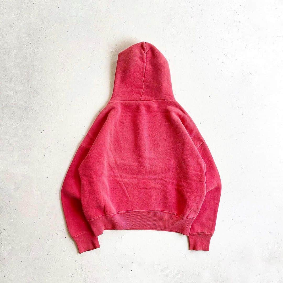 DROP...vintage select shopさんのインスタグラム写真 - (DROP...vintage select shopInstagram)「1960s  Thermal Hood Pullover Hoodie Red  グッドフェード🥀  かなりワイドな作りで、シルエット良しです◎  探すと無いのですが、 フードの裏地サーマルも同色でいい馴染みです。」11月3日 16時23分 - tokyo_drop