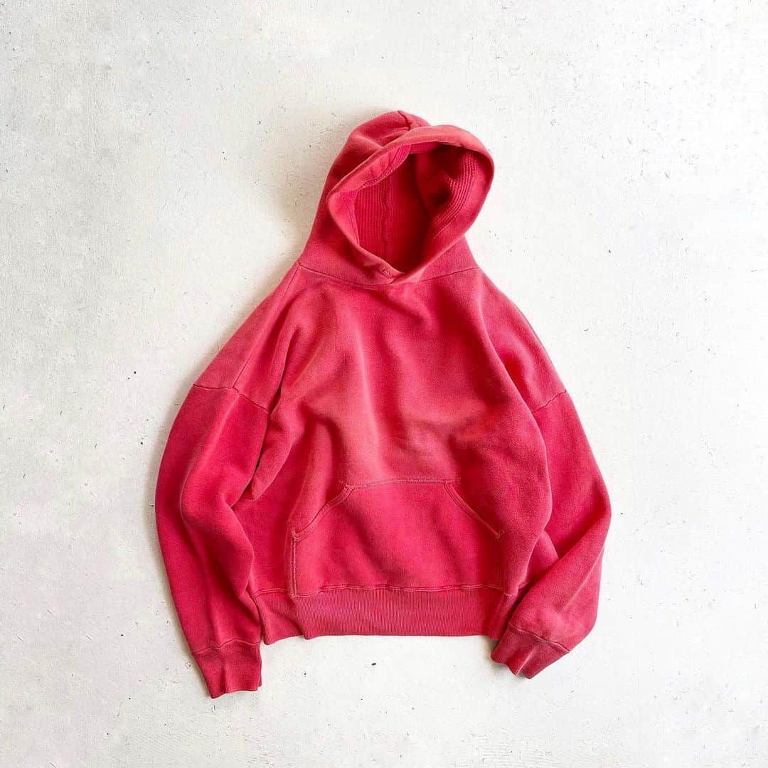 DROP...vintage select shopのインスタグラム：「1960s  Thermal Hood Pullover Hoodie Red  グッドフェード🥀  かなりワイドな作りで、シルエット良しです◎  探すと無いのですが、 フードの裏地サーマルも同色でいい馴染みです。」