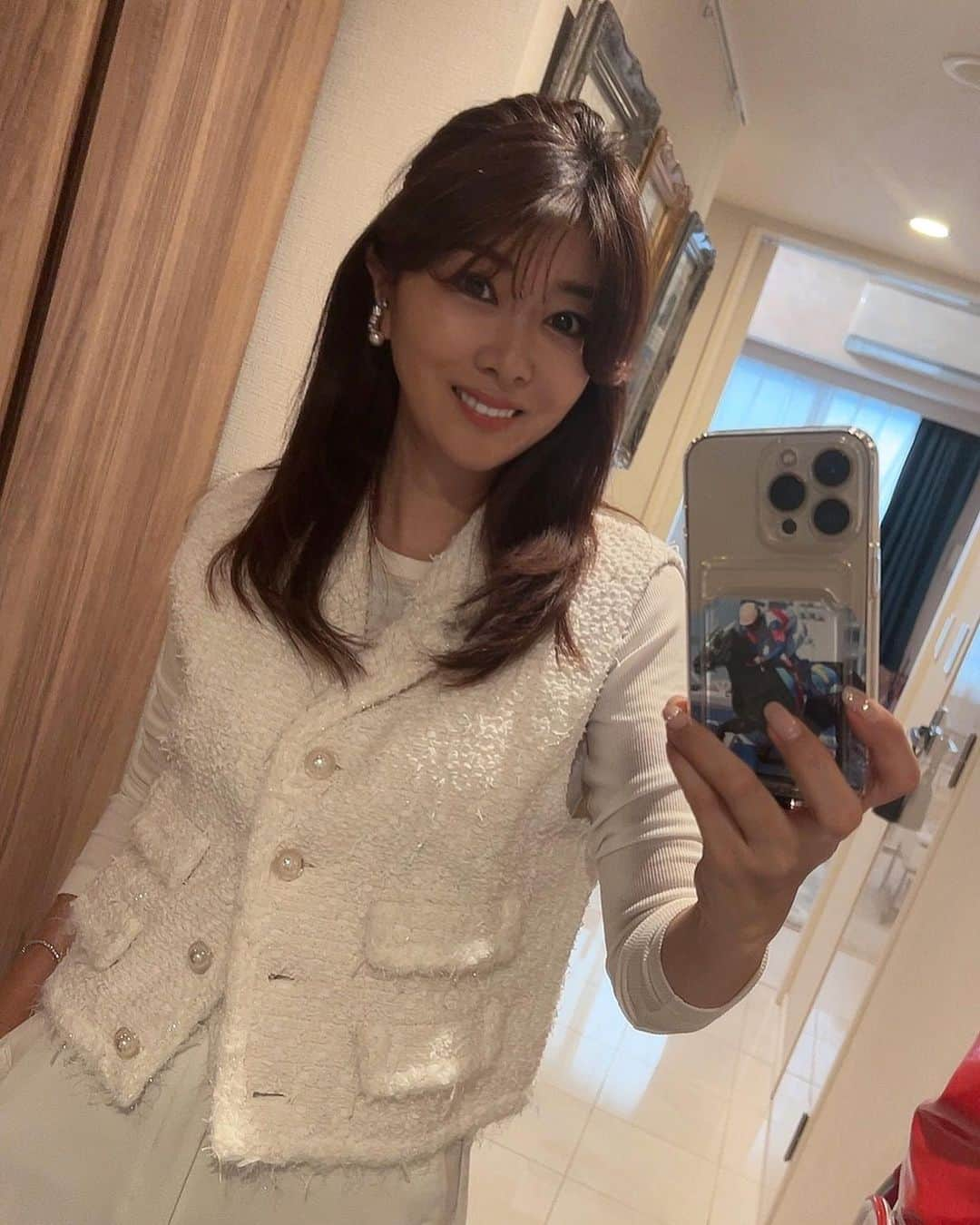 矢部美穂のインスタグラム：「今日はこれから会食です🥢 そして、そのあとは貸切の特別営業のYABEKEです✨ そんな時のコーデは全身ホワイトにしてみました🤍 先日の展示会で購入した　@chicjoc_official のツイードジレ🤍あの超ハイブランドと同じ工場で同じ生地で作られているのが最高すぎます✨日本上陸したチックジョックはこれからが楽しみっ‼️  しかも、展示会で購入したのでかなりお安く購入出来たことも嬉しい✨  中に着ているクールネックロンTは　@uniqlo_jp  990円だったよ😊 あまりに着やすいので3カラー買っちゃいました✨ オススメです♡  #チックジョック #日本上陸 #40代コーデ  #ユニクロコーデ  #ジレコーデ  #ホワイトコーデ #40代 #矢部美穂」