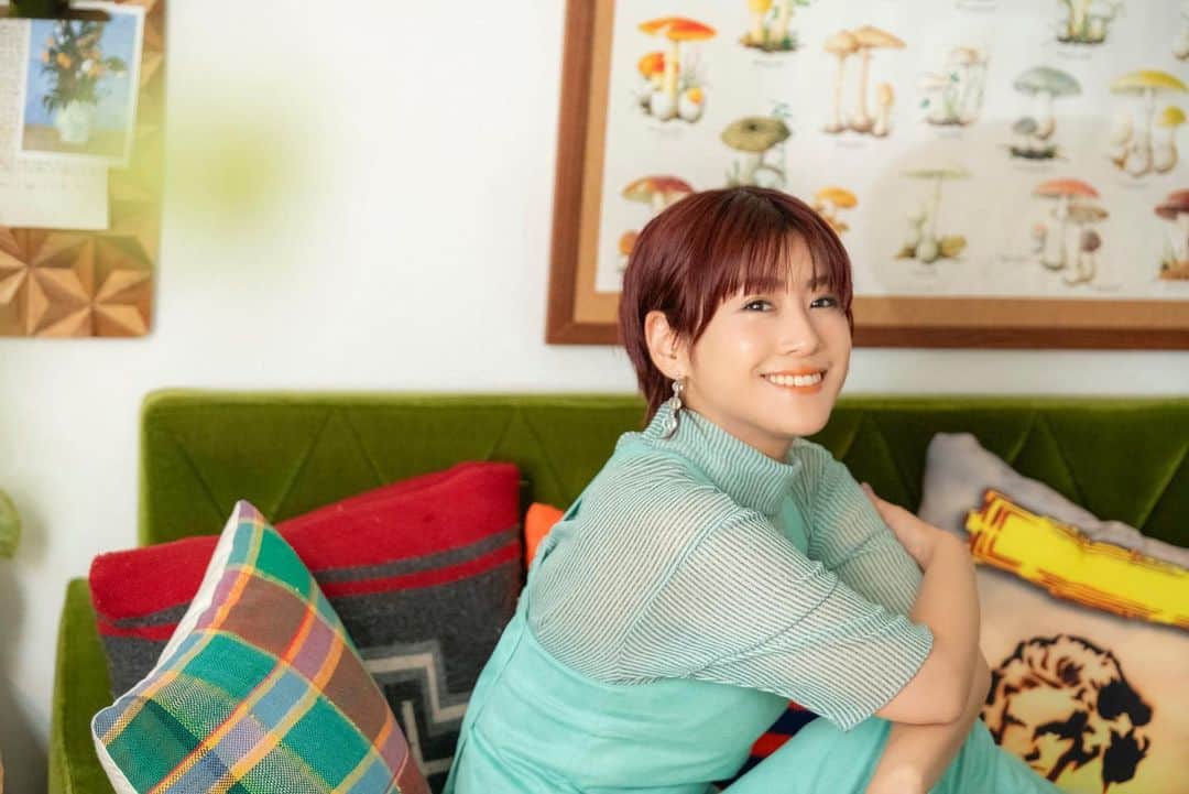 IMALUのインスタグラム：「ミラシルさんのインタビューで爽やかな写真を撮っていただきました🍃2拠点生活を始めた理由やお金に関する話などをしております✨  👗 @takayuki_sekiya  💄 @hairmakeup_mayu」