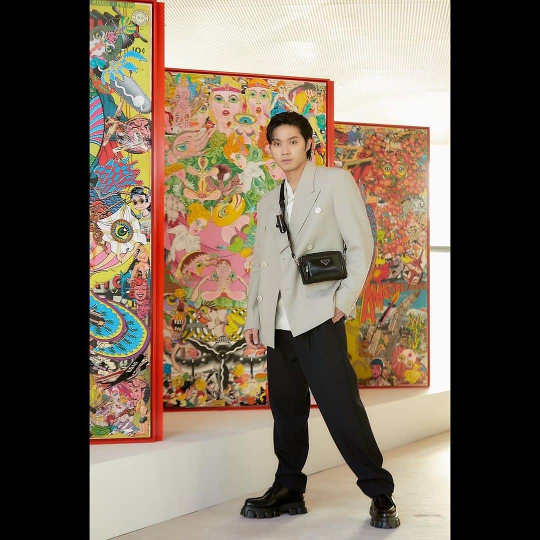 磯村勇斗のインスタグラム：「.  「PARAVENTI: KEIICHI TANAAMI - パラヴェンティ:田名網　敬一」  展覧会に行ってきました。  パラヴェンティ（屏風）をモチーフにそこに描かれた田名網さんの作品。 デジタルアートから、コラージュ作品まで飾られていて、僕の大好きな空間でした。 絵と絵の繋がりを想像するの楽しいですよね。  そして、ご本人の田名網さんにもお会いできました。とても光栄です。 大興奮。  2024年1月29日（月）までプラダ 青山店 5Fにて開催しています。  ぜひ!!  @prada  #Paraventi #PRADA #PR」