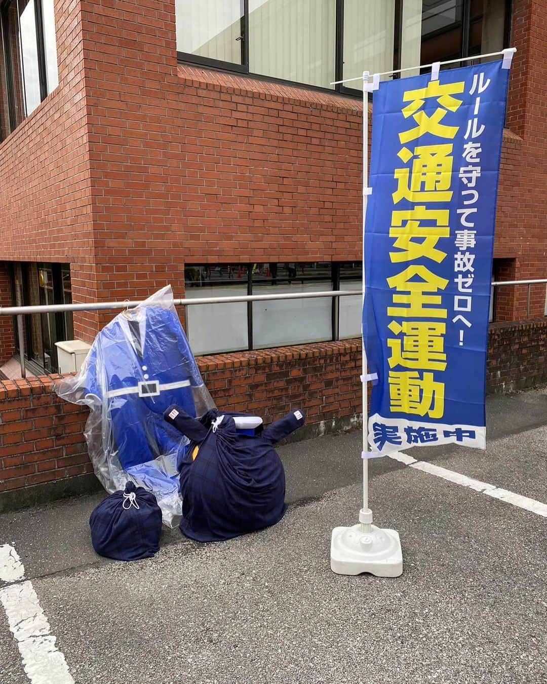 のインスタグラム：「🚨トクレポ🚨  事件💥は（万町署一日署長イベントの） 現場で起きていた！1️⃣  イベント会場の片隅にひっそりと置かれたこれは、もしやヨロ……😱😱😱  #トクメイ 📍4話は6日(月)よる10時⏰  3話の #ヨロズ君 は要注意ですよ🤫 #TVer でチェック✅」