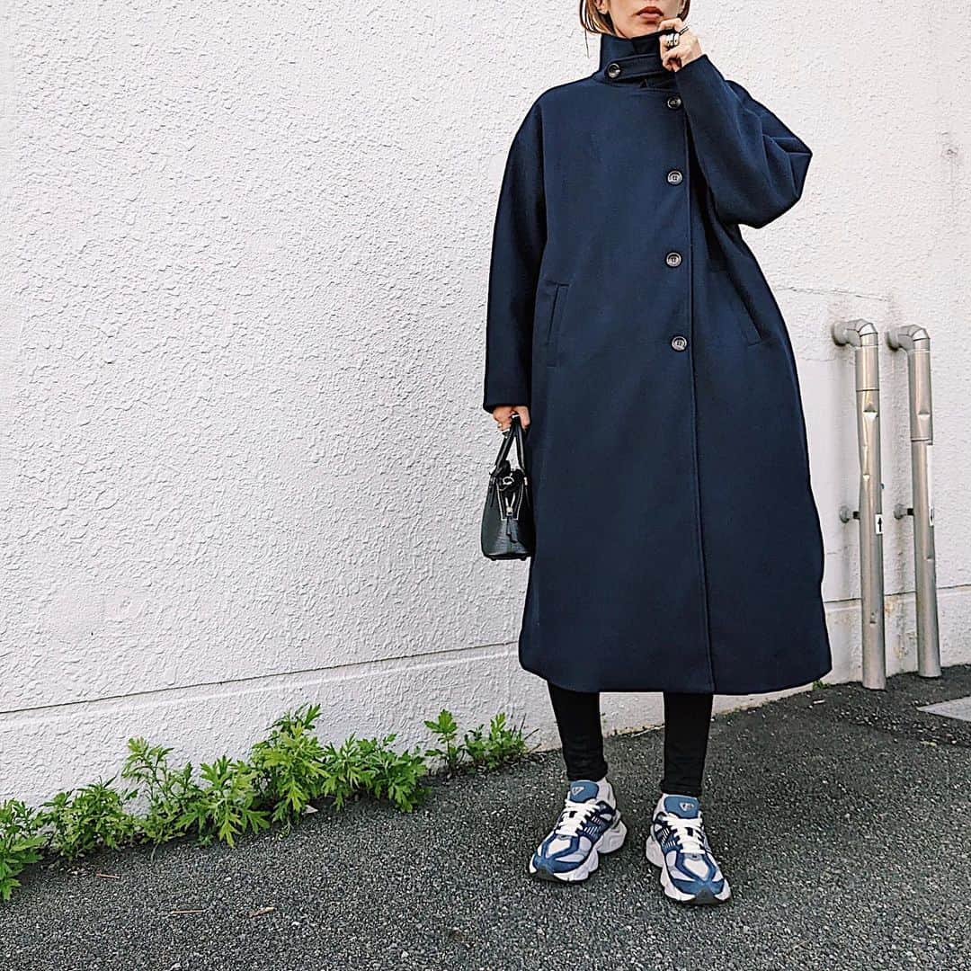 maai0528のインスタグラム：「〻👩🏻‍🦳🦕🧵🫐 ｎavy outer‥🩵 急に寒くなったときに 困らないために 秋冬に着れる3WAYロングコート仲間入り。 ． スタンド、ピーコート、ステンカラーの 3WAYで着れる優秀なロングコート。 ． 178cm M size @arholiday  ． ． ． #PR #AuntieRosaHoliday  #arholiday #アンティローザホリデー #スタンドカラー3WAYロングコート」