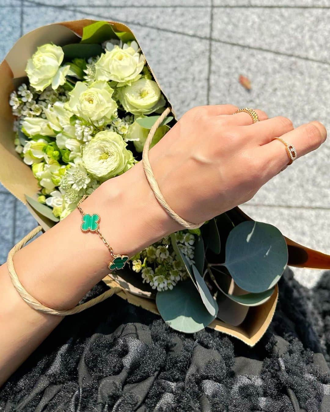 川人未帆のインスタグラム：「・ 思いがけず一人時間ができて、 朝からお花買って会いたい人と待ち合わせ💚🖤 お天気いいし最高🙌」