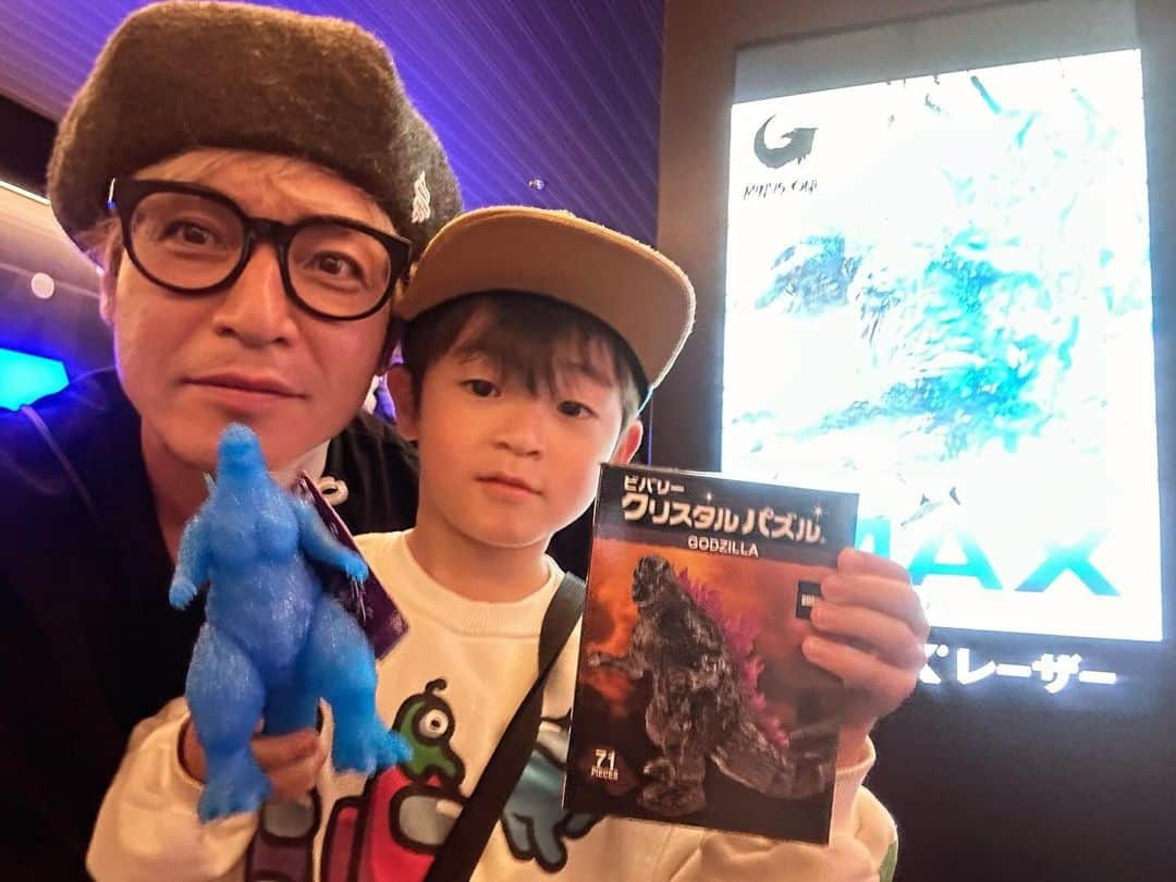 つるの剛士のインスタグラム：「— 楽しみにしていた『#GODZILLA-1.0』。 本日、息子と公開初日に行ってきた。  もう、圧倒的ゴジラ感。  素晴らしかった。 興奮冷めやまぬ。  ネタバレになってしまいますので何も言えませんが  皆さん！是非IMAXで！！  映像はもちろん 音がとにかくやべえっす！！  #ゴジラ  #ゴジラマイナスワン」