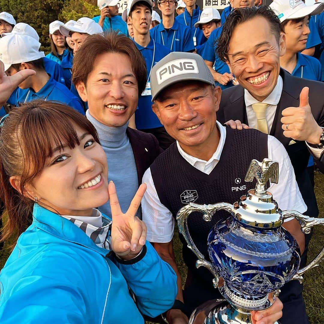 山内鈴蘭のインスタグラム：「@cosmohealthcup 塚田好宜プロ、優勝おめでとうございます😆㊗️最終日、大逆転のプレー！感動をありがとうございました👏 (コスモヘルス株式会社の鈴木会長様と小塚社長様と🏆)  シニアツアープロの皆様、 いつも「鈴蘭、がんばれ！」って気さくに話し掛けてくださり 本当にありがとうございます🥺❤️  【#コスモヘルスカップシニアトーナメント 】  #盛り上げ隊 隊長として トップスタートから最終組ホールアウトまで 全力で走り回って応援させて頂きました😤🔥🔥🔥  プロの皆様がこんなに笑顔で、冗談言い合いながらプレーしたり、 競技ではあるけれど、ゴルフを楽しむ気持ちを大切にしていたように感じました☺️🌸  #コスモヘルス の皆様の想いが届いている証拠だと思います🎊  私も携われて本当に嬉しかった、、、！！！ シニアツアープロの皆様が本当に大好きです🥰🥰🥰  改めて、、、 コスモヘルスの会長様、社長様、社員の皆様、 カレドニアンゴルフクラブの皆様、 関係者の皆様、 ギャラリーの皆様、  本当に本当にありがとうございました😍😍😍  盛り上げ隊という新しい形！！ 日本中に広まりますように❤️🎊  学さん！ 最後まで貫くかっこいいプレー！！ お疲れ様でした☺️🎊  #ゴルフ #ゴルフトーナメント #ゴルフ観戦 #塚田好宣 プロ #シニアを元気に #ゴルフ女子 #ゴルフ好きな人と繋がりたい #PGAツアー #pgaシニアツアー #ゴルフツアー #優勝 #カレドニアンゴルフクラブ #シニア #千葉県ゴルフ場」