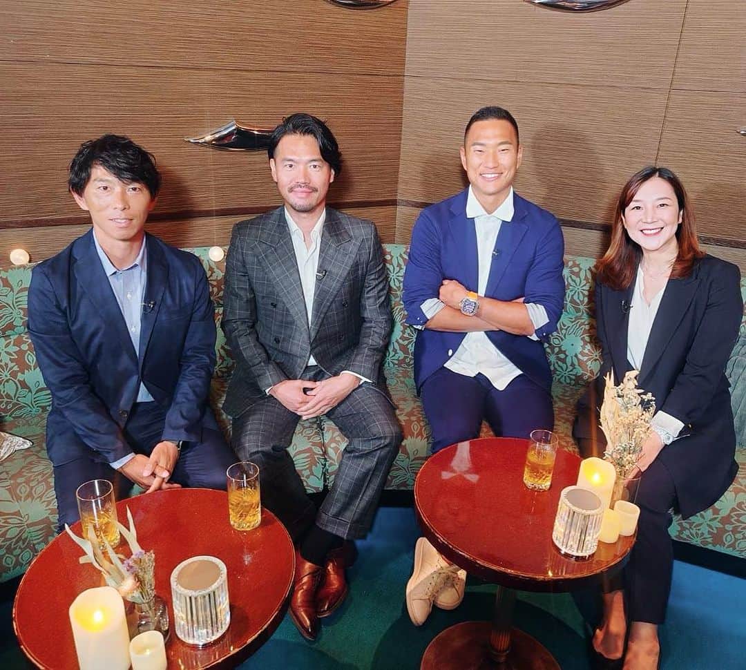 日々野真理のインスタグラム：「先日とある収録にて📷✨✨🤩  こんなに嬉しいメンバーで収録がありました(^^)  説明はいらないと思いますが、左から #佐藤寿人さん #小林大悟さん #鄭大世さん  楽しい時間でした。 ムーディーなお店での収録だったから ドレス着ていけばよかったかな🤭」